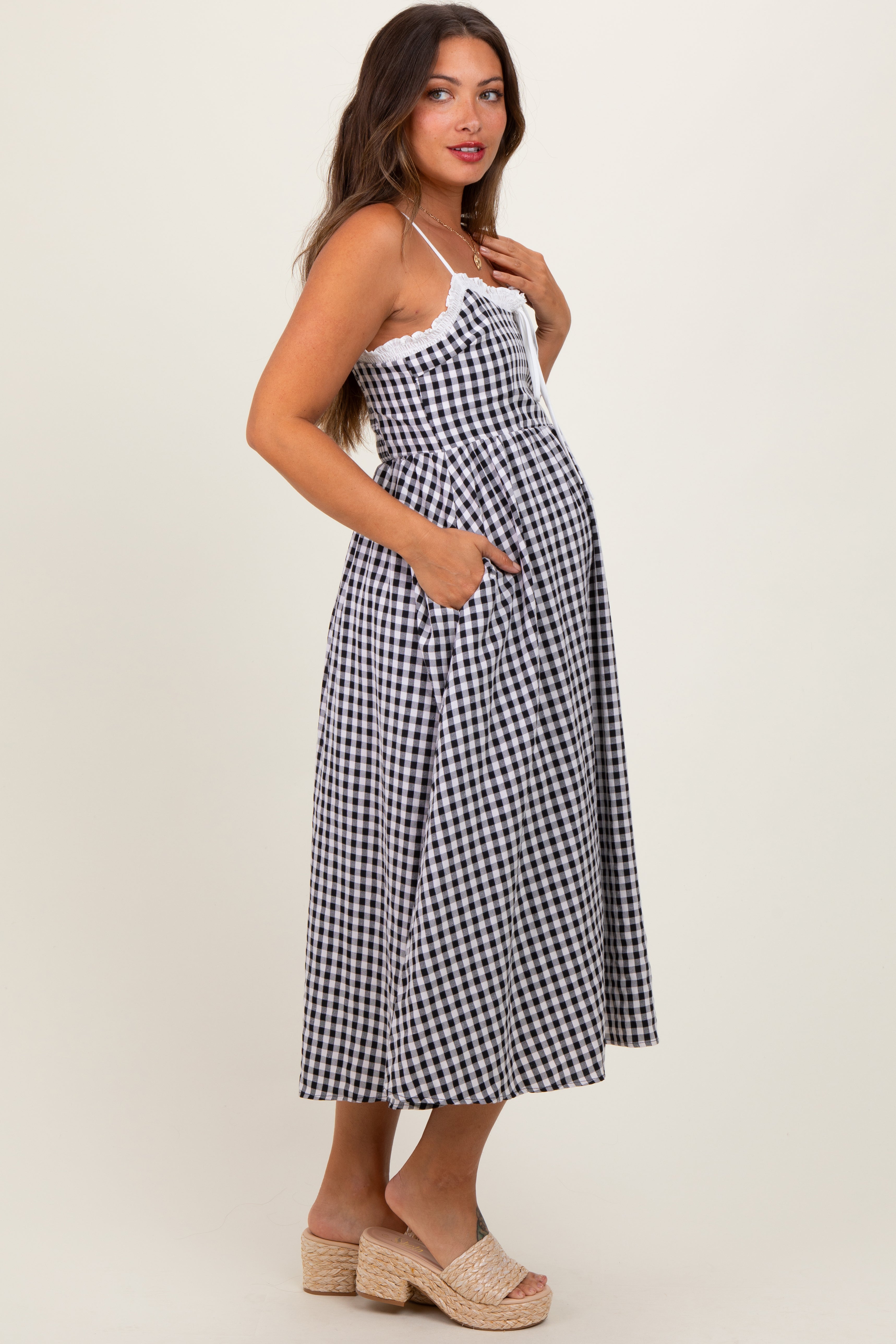 Schwarzes Umstands-Midikleid mit Vichy-Karo und Smok-Details
