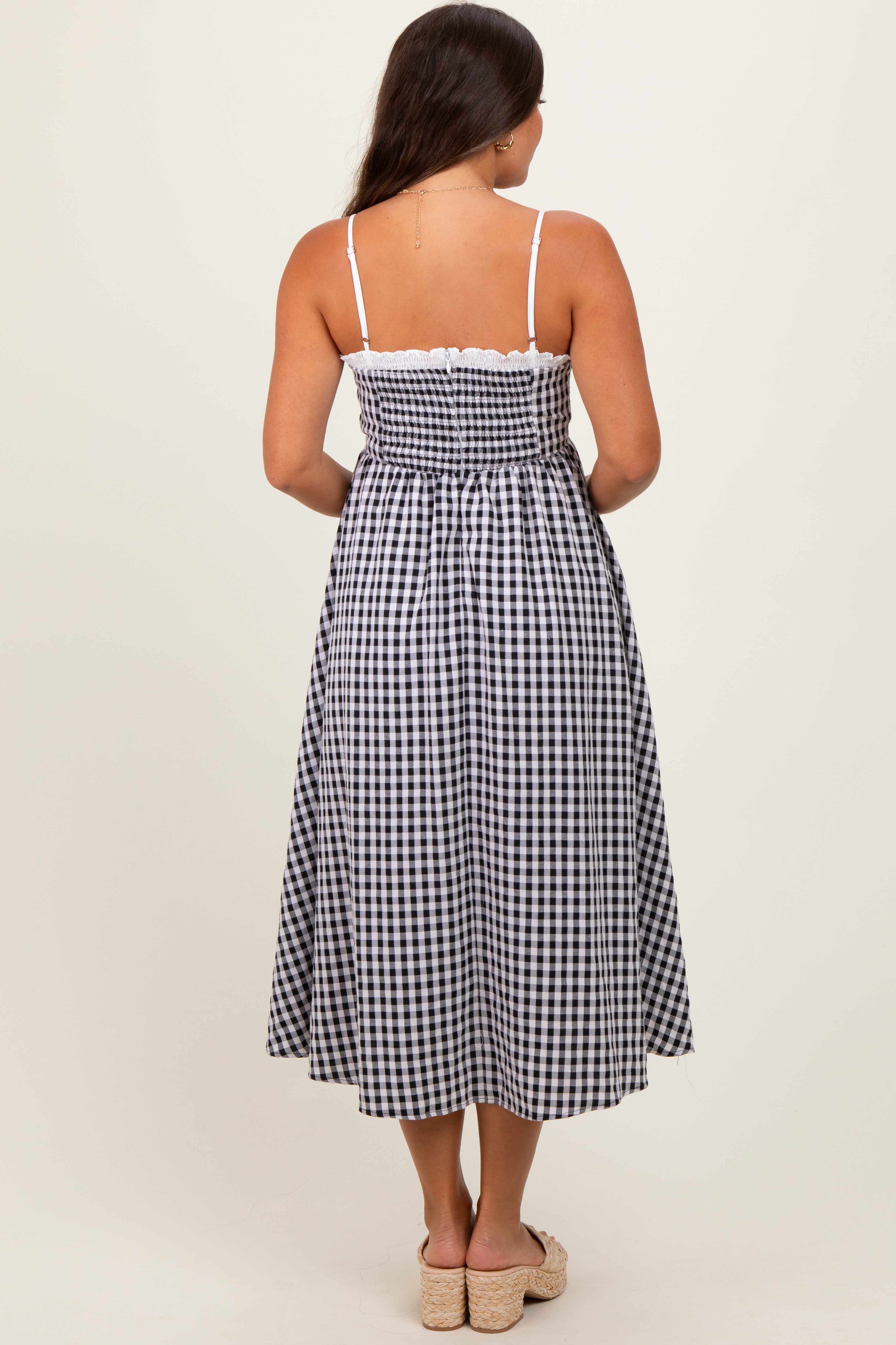 Schwarzes Umstands-Midikleid mit Vichy-Karo und Smok-Details