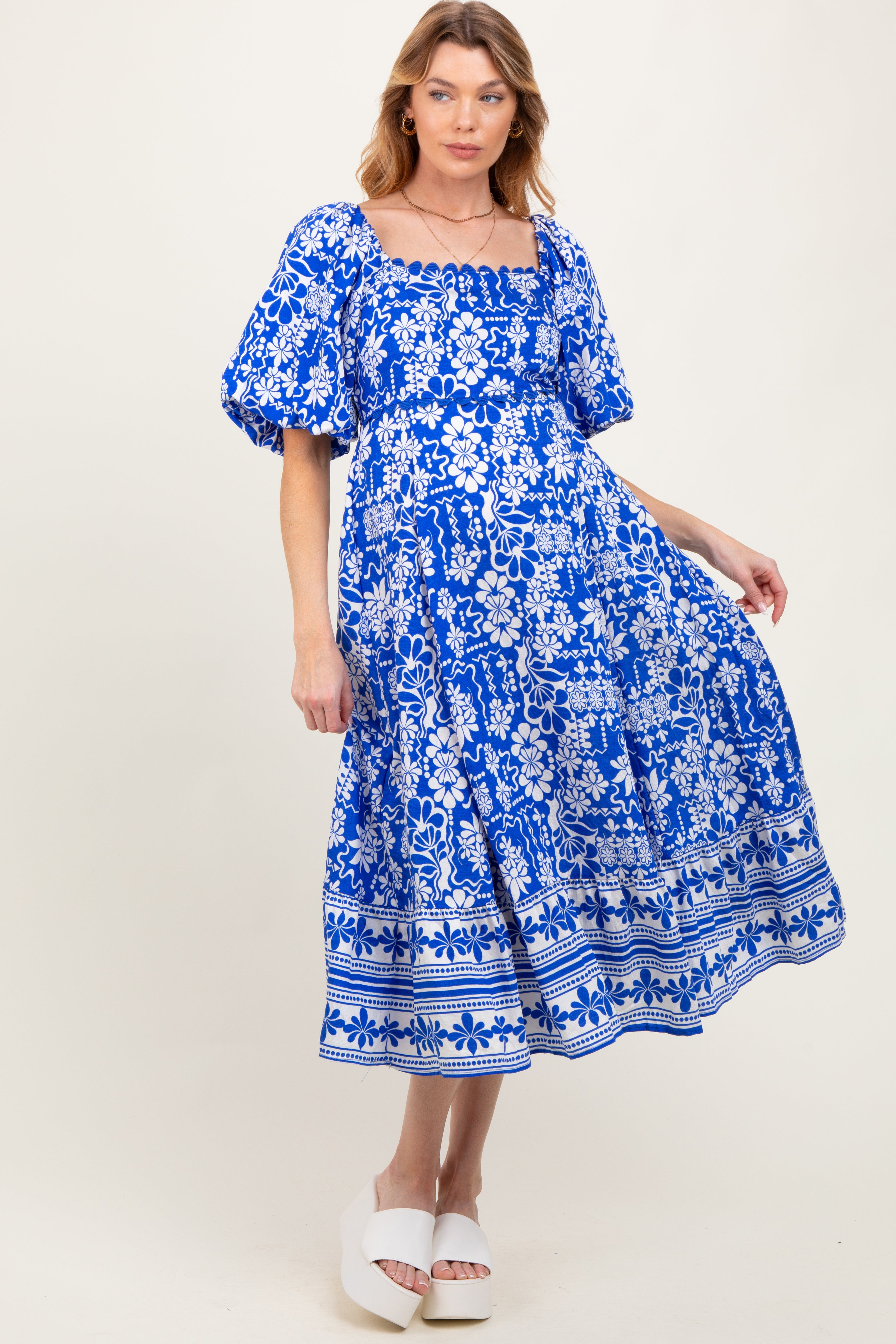 Blaues geblümtes Umstands-Midikleid mit Wellenkante