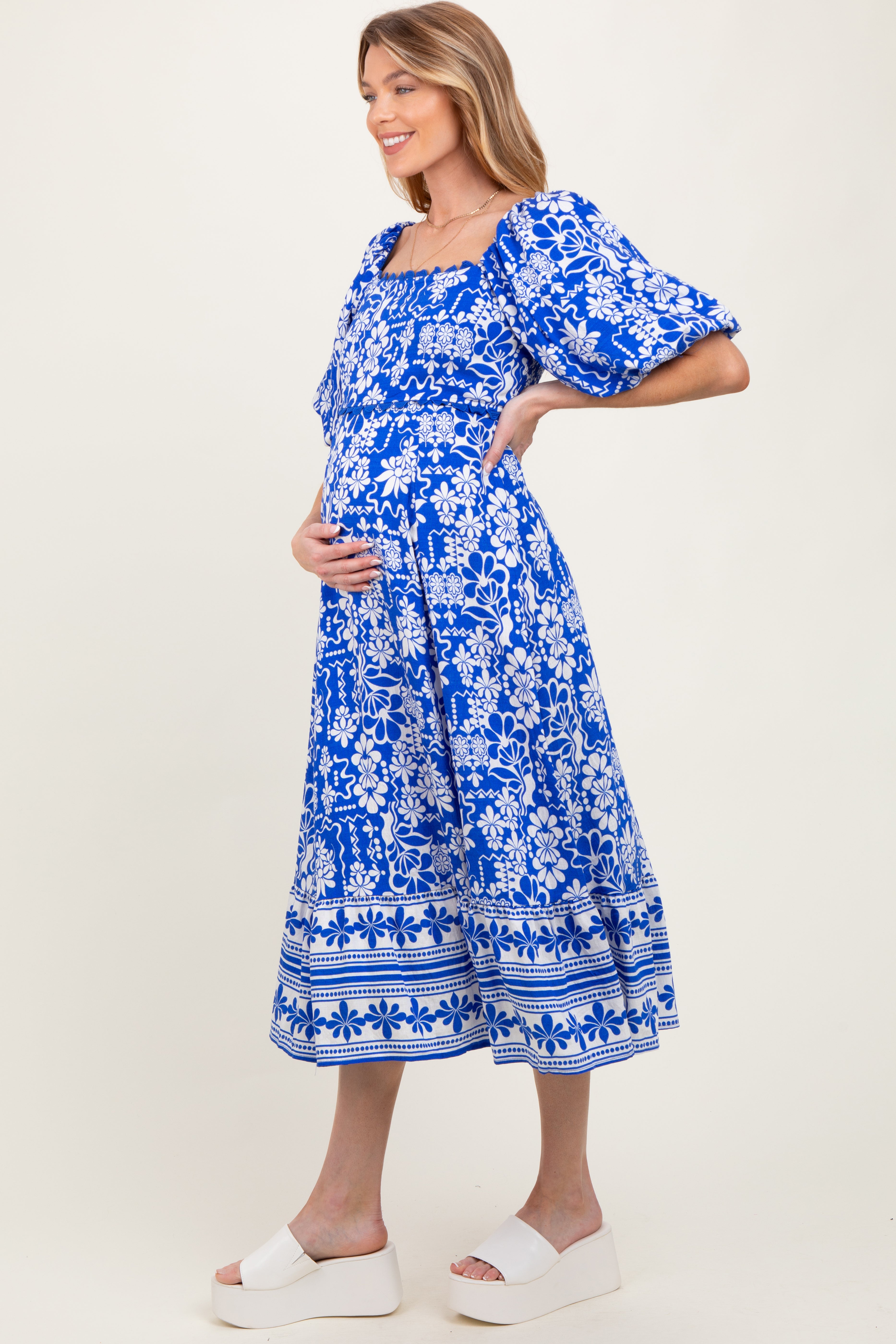 Blaues geblümtes Umstands-Midikleid mit Wellenkante