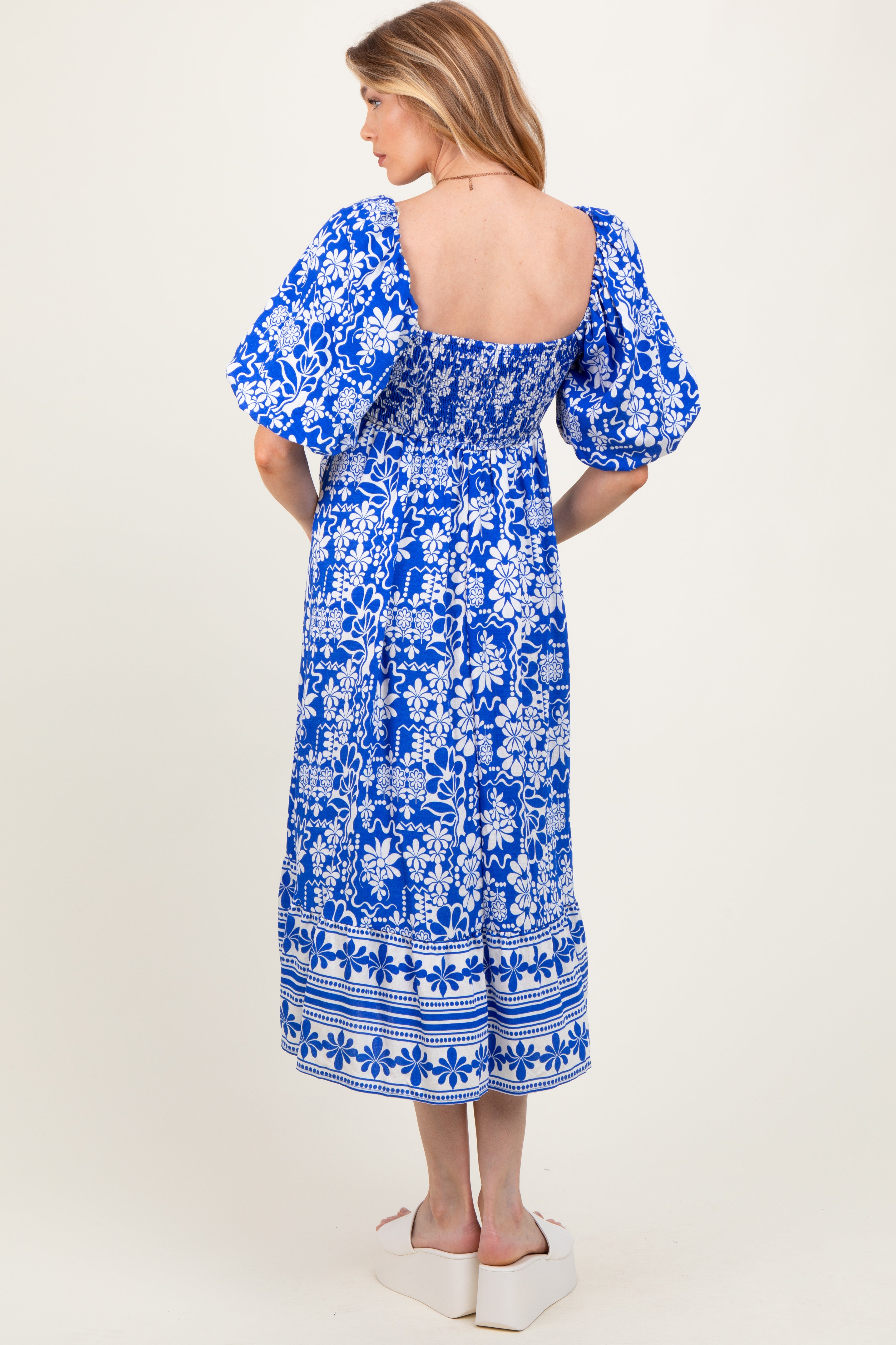 Blaues geblümtes Umstands-Midikleid mit Wellenkante