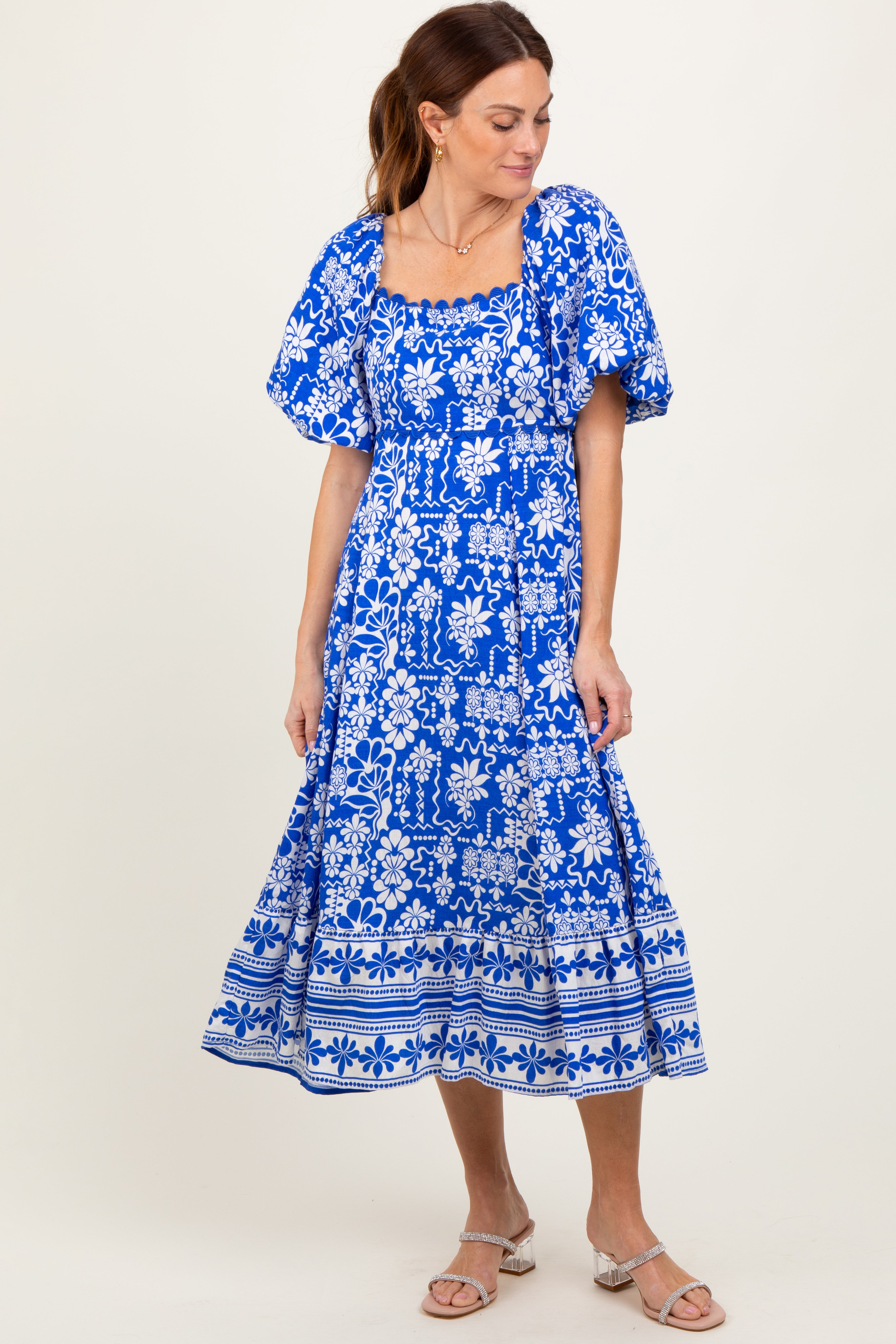 Blaues geblümtes Umstands-Midikleid mit Wellenkante