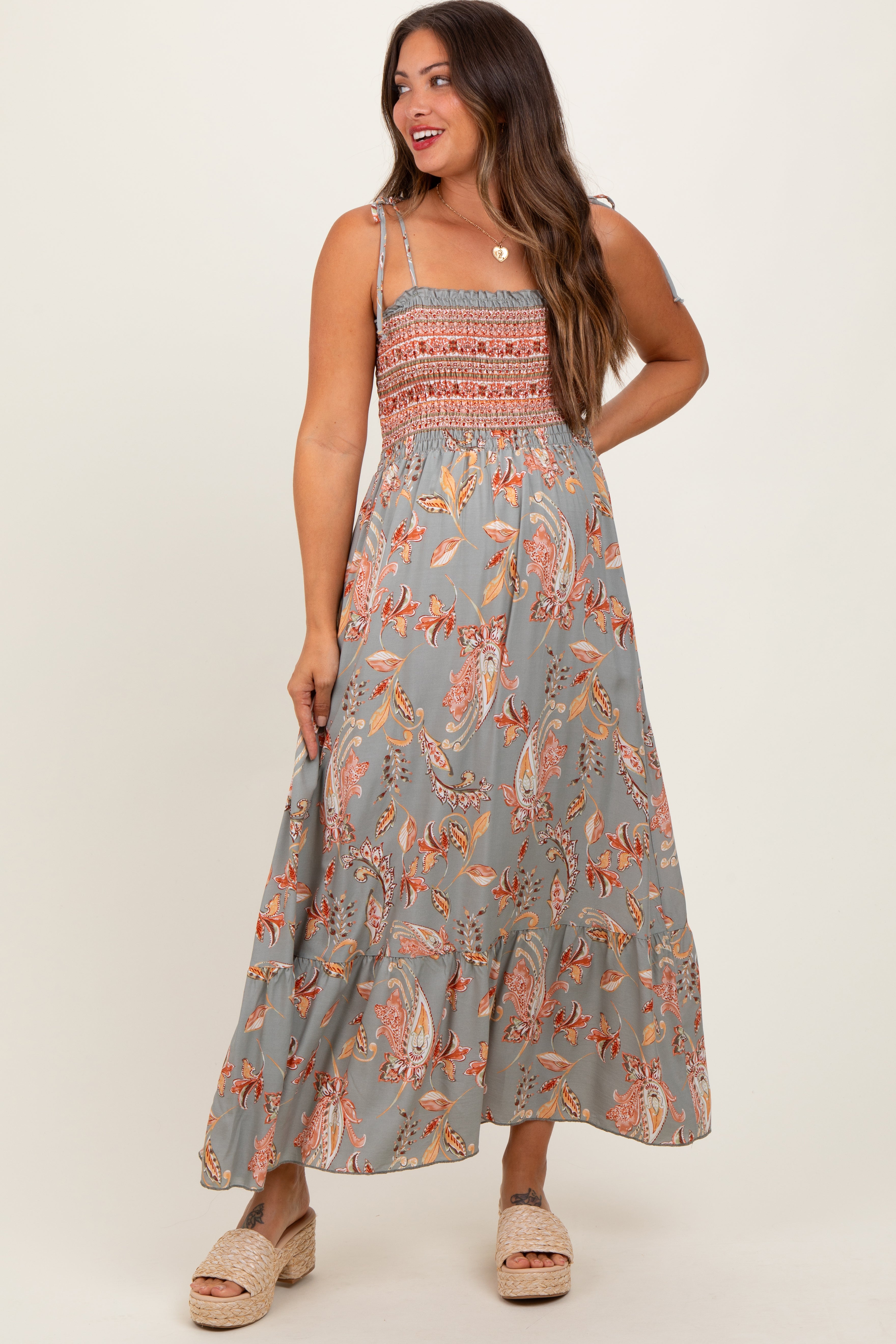 Olivfarbenes Umstands-Maxikleid mit Paisley-Muster, Schulterbändern und Smok-Oberteil