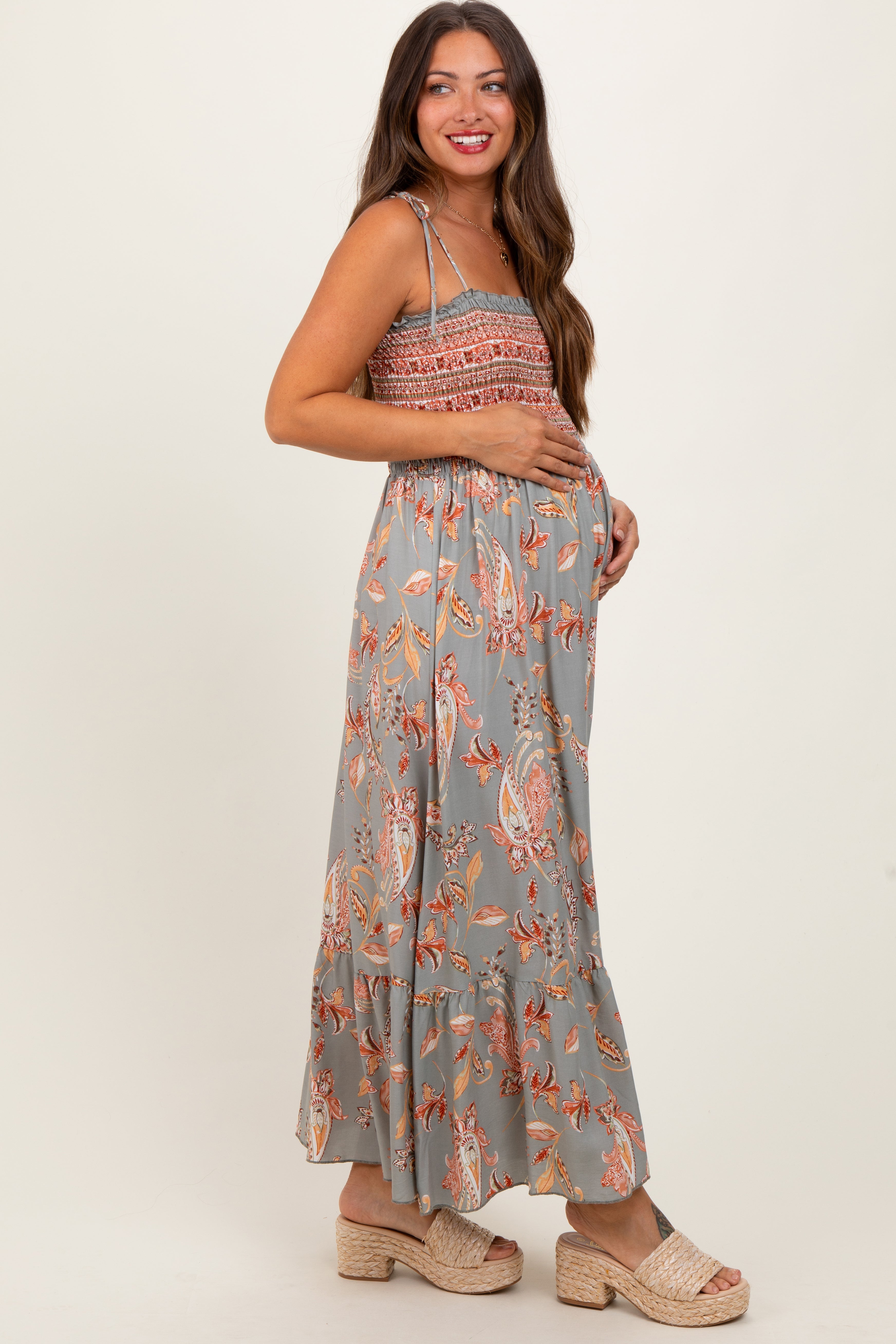Olivfarbenes Umstands-Maxikleid mit Paisley-Muster, Schulterbändern und Smok-Oberteil
