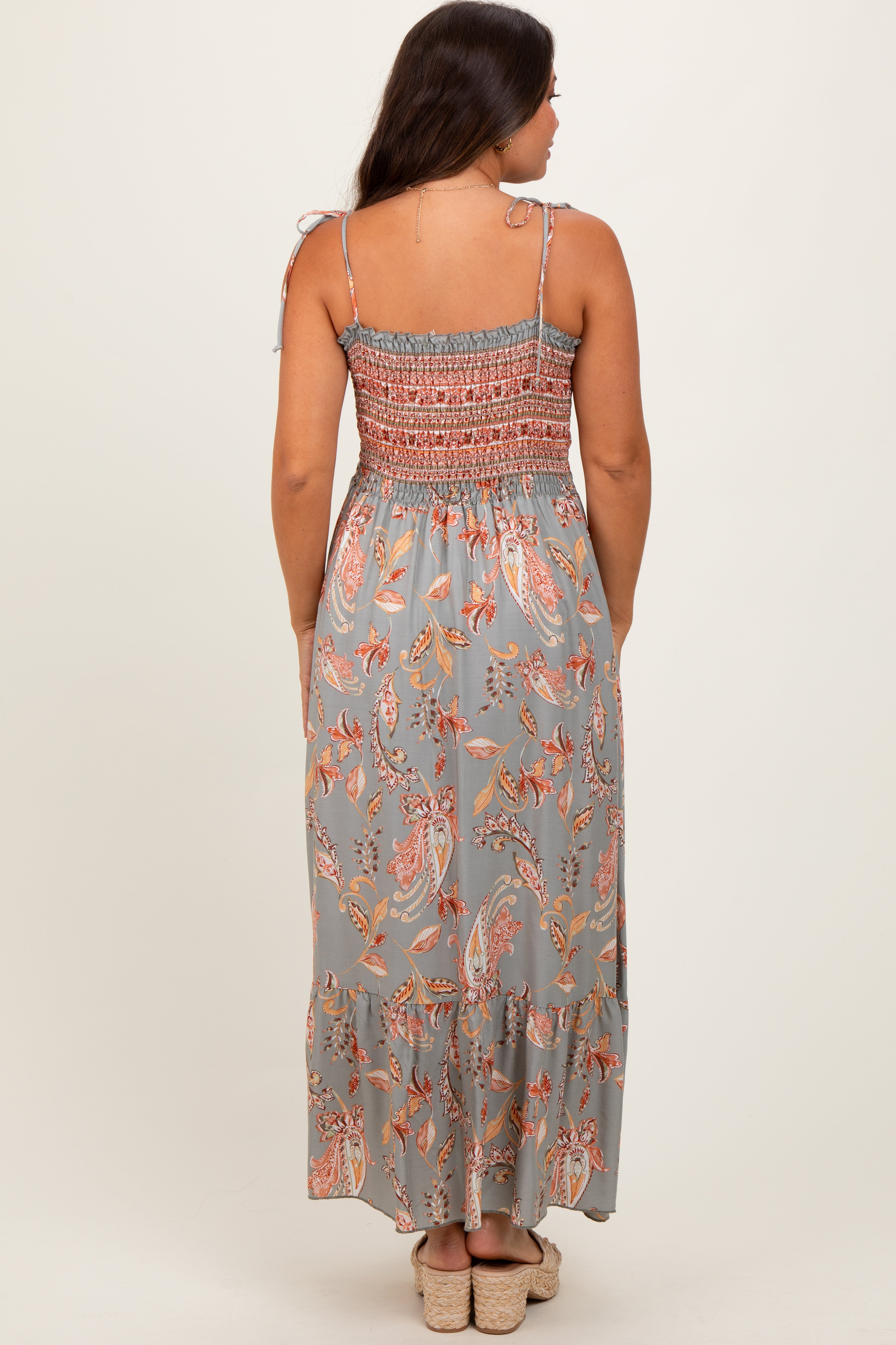 Olivfarbenes Umstands-Maxikleid mit Paisley-Muster, Schulterbändern und Smok-Oberteil