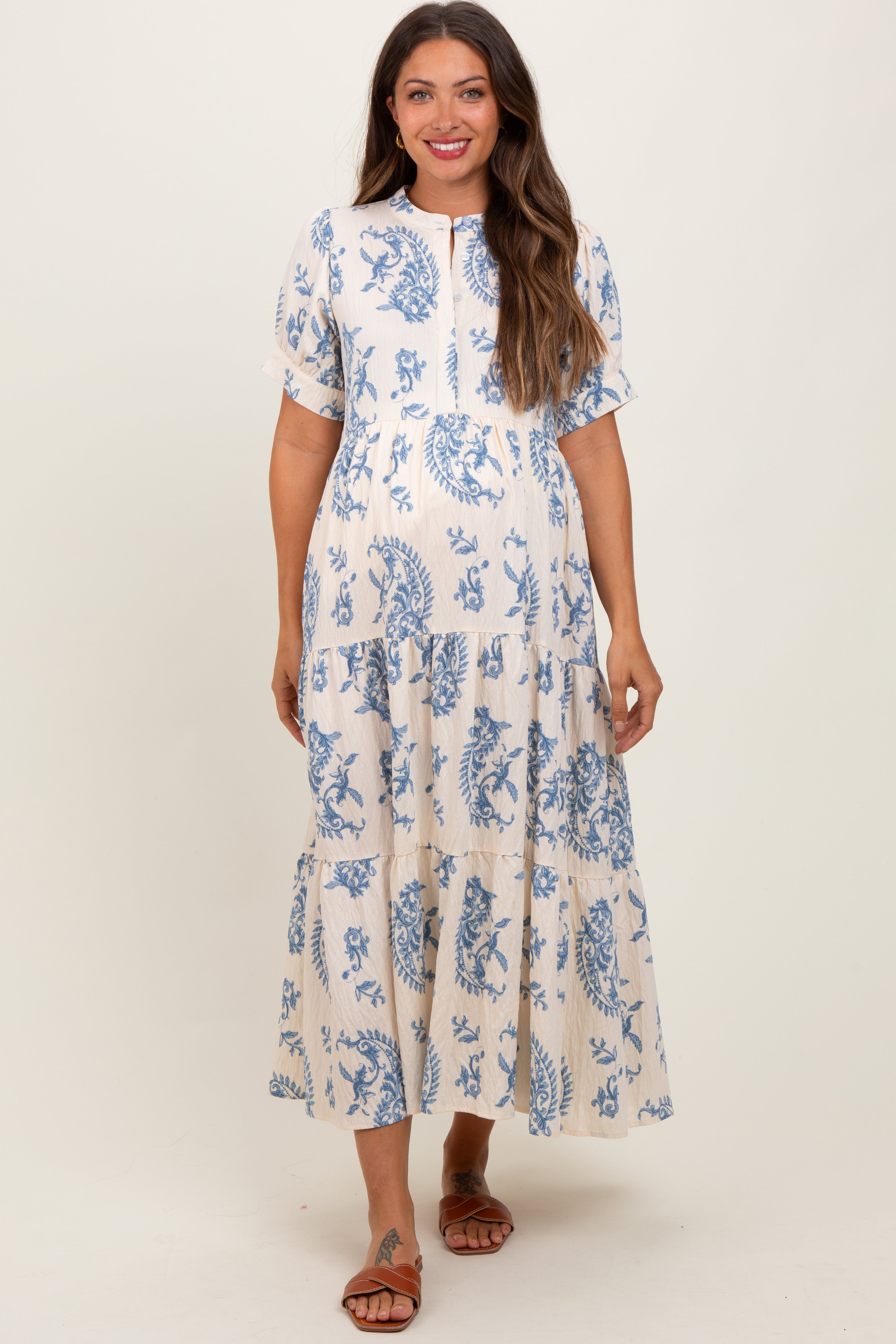Blaues Umstands-Maxikleid mit Paisley-Muster, Knopfleiste und Stufenrock