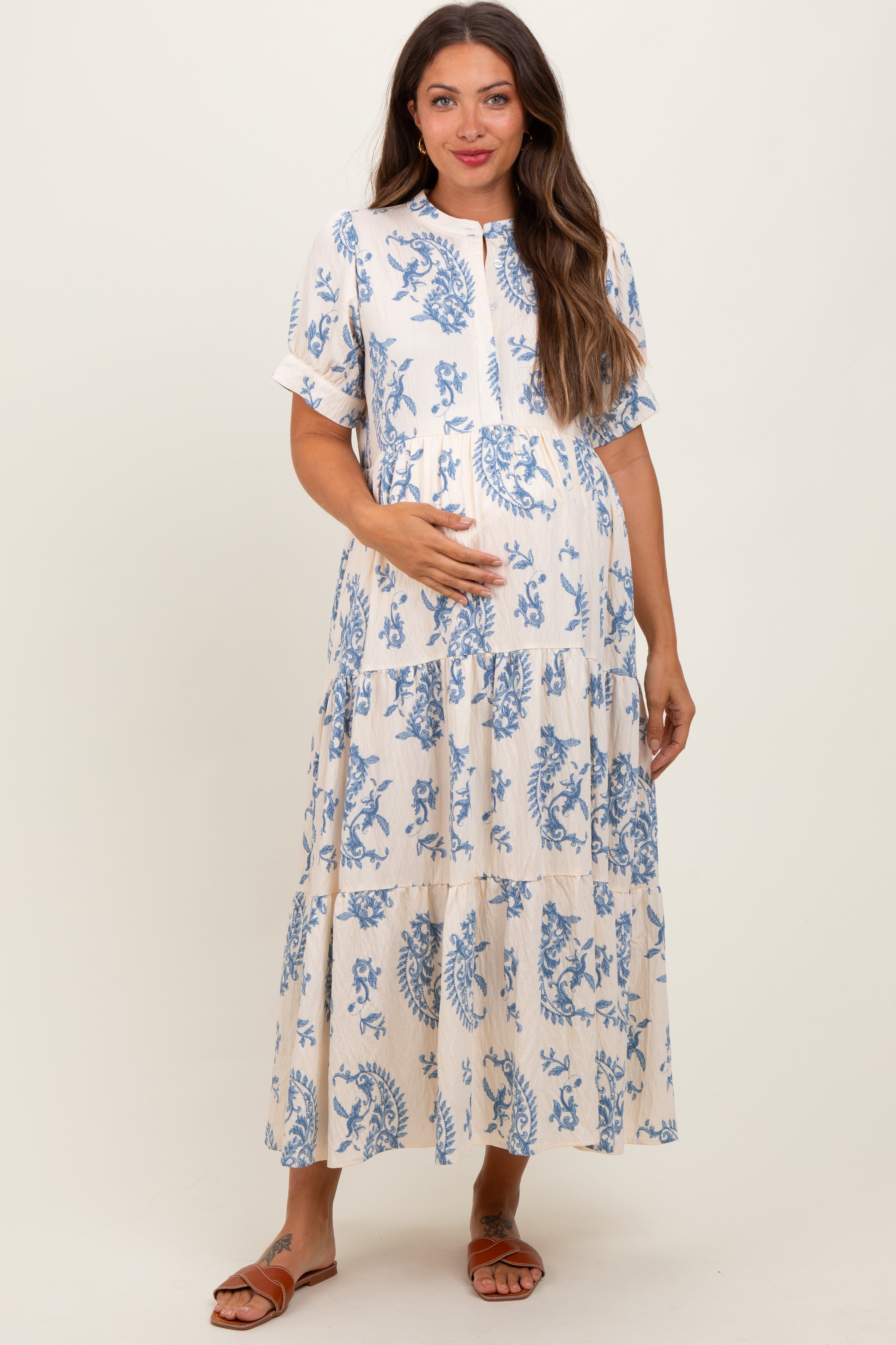 Blaues Umstands-Maxikleid mit Paisley-Muster, Knopfleiste und Stufenrock