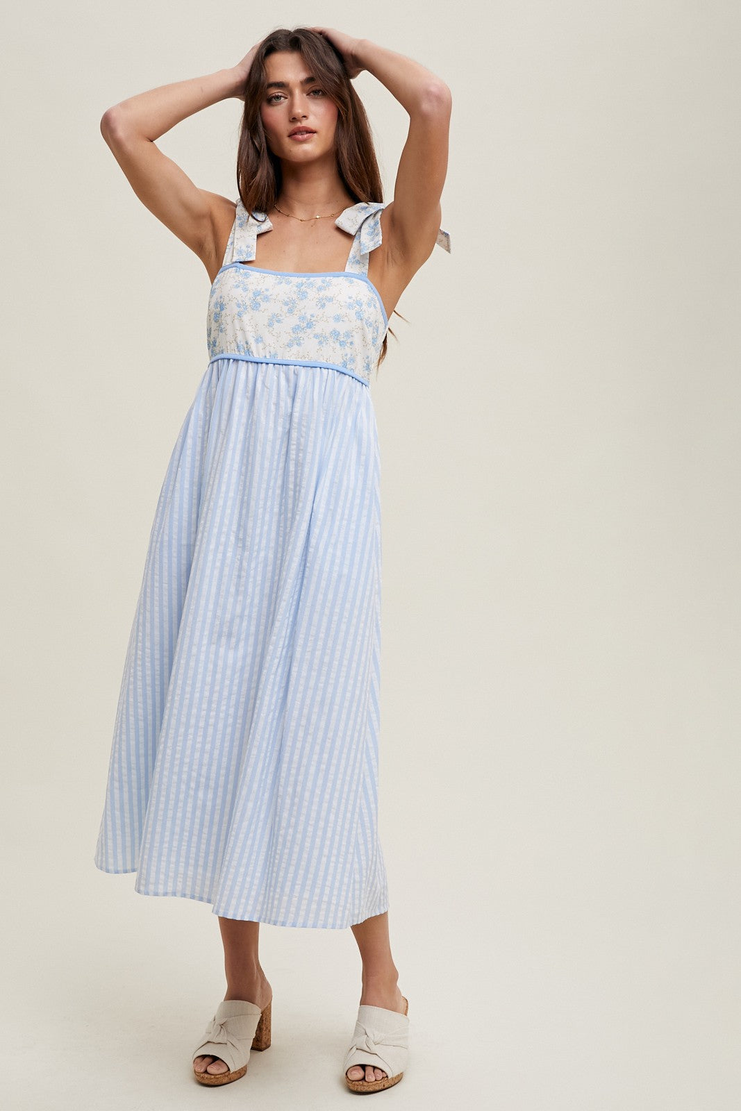 Umstands-Midikleid mit Blumenmuster, Kontraststreifen und Schulterbindung in Hellblau