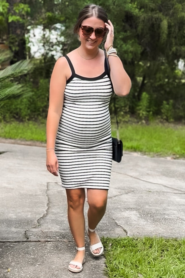 Ärmelloses, gestreiftes Umstands-Bodycon-Strickkleid in Creme und Schwarz