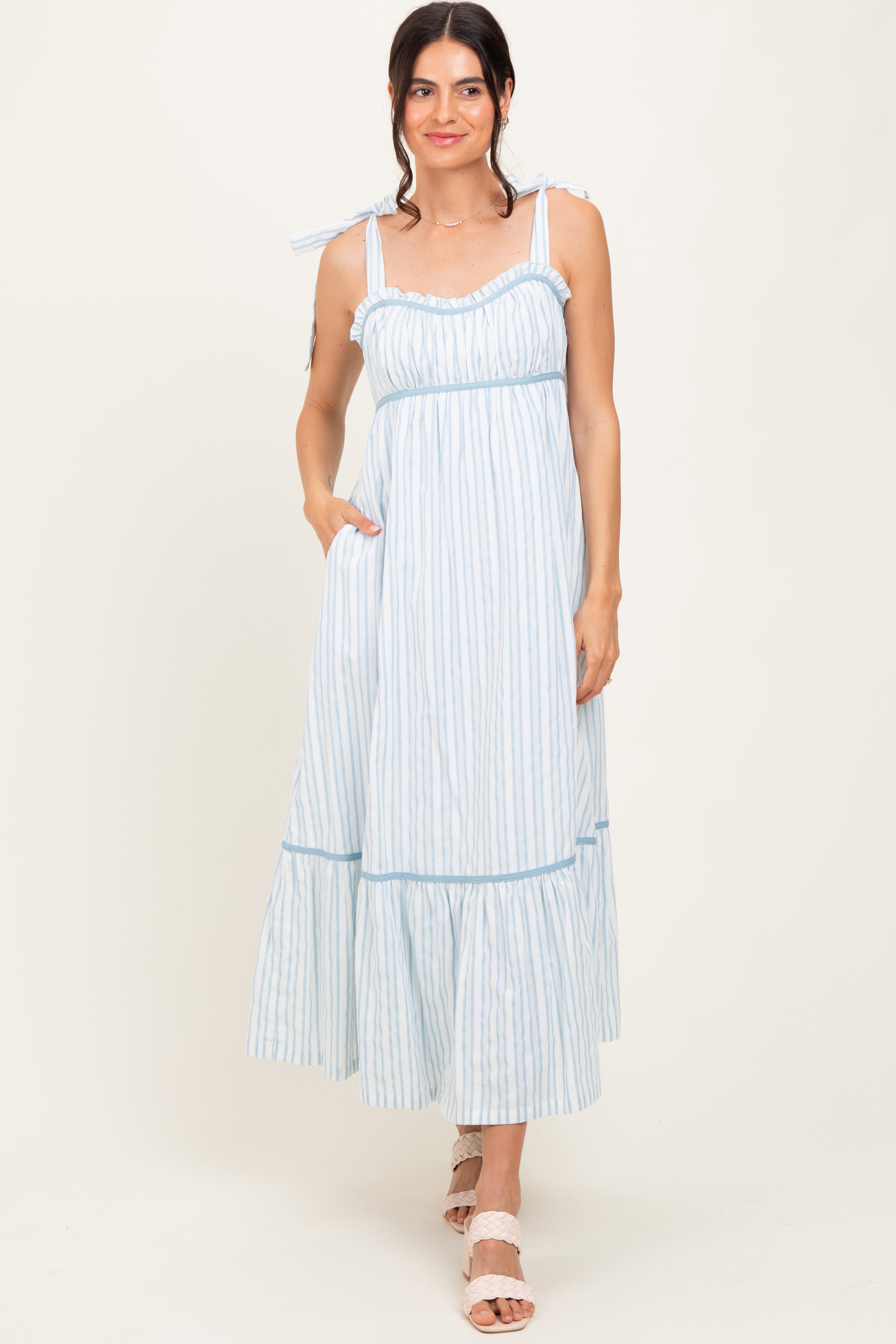 Elfenbeinfarbenes gestreiftes Umstandsmaxikleid mit Schleifenband