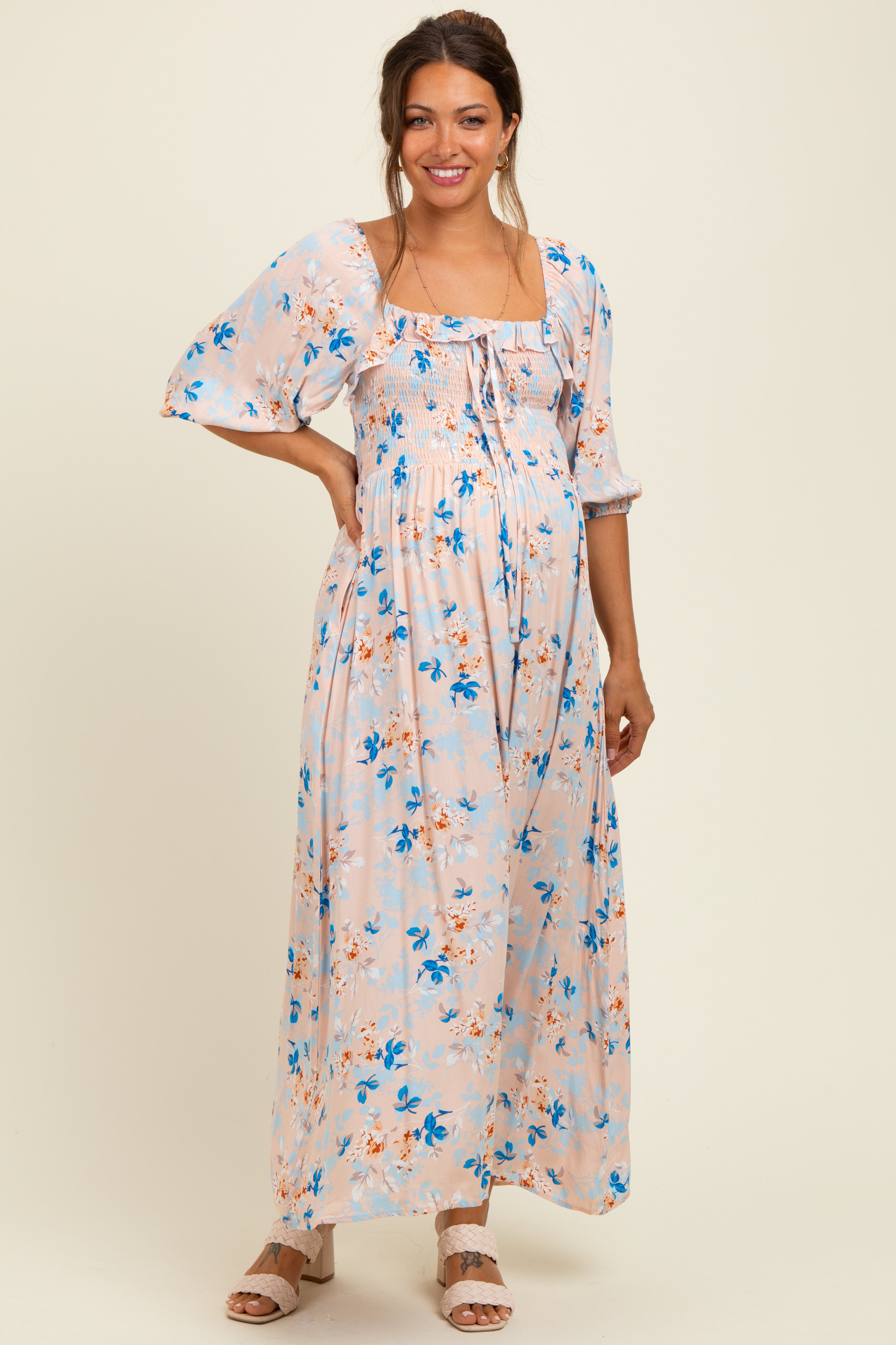 Umstands-Maxikleid mit Blumenmuster, Smok-Bund und Bindeband