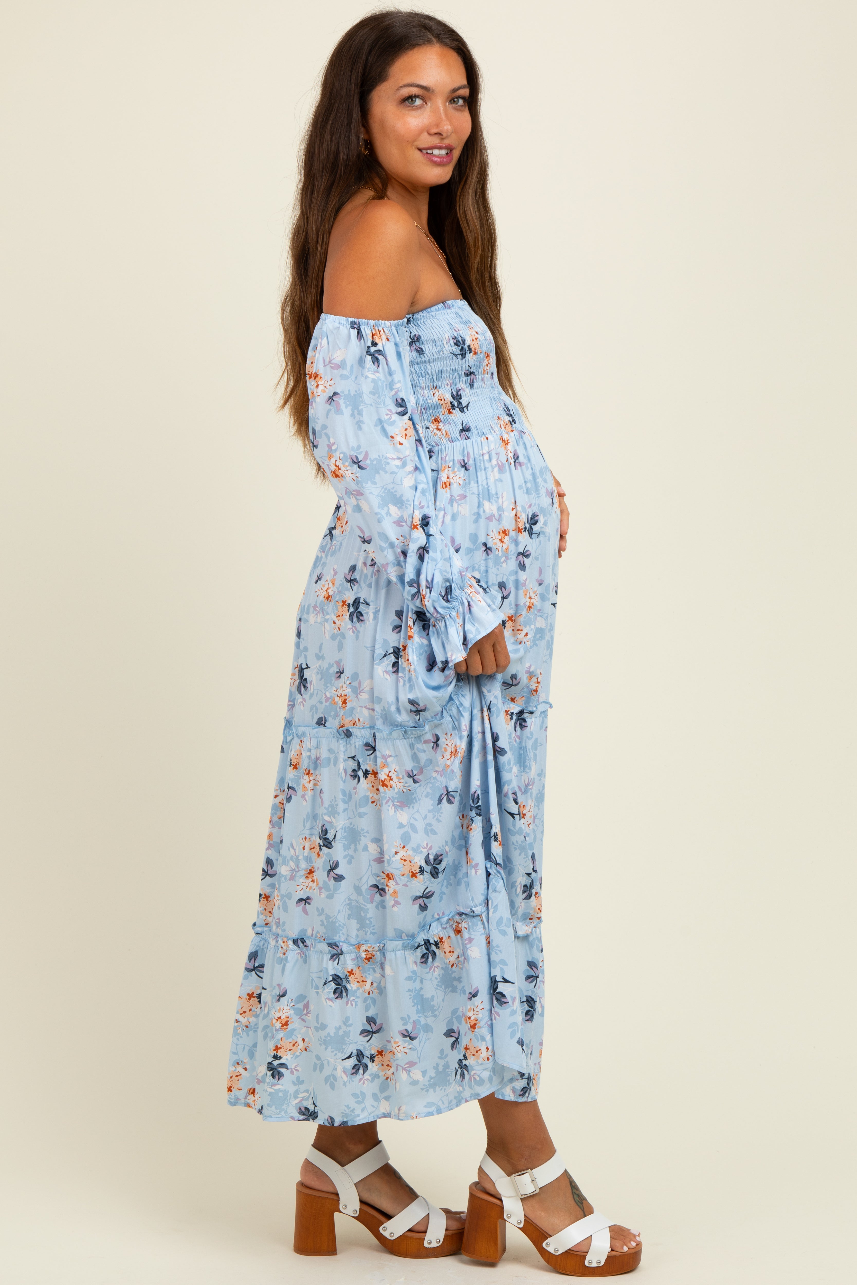 Hellblaues schulterfreies Umstands-Maxikleid mit Blumenmuster und langen Ärmeln