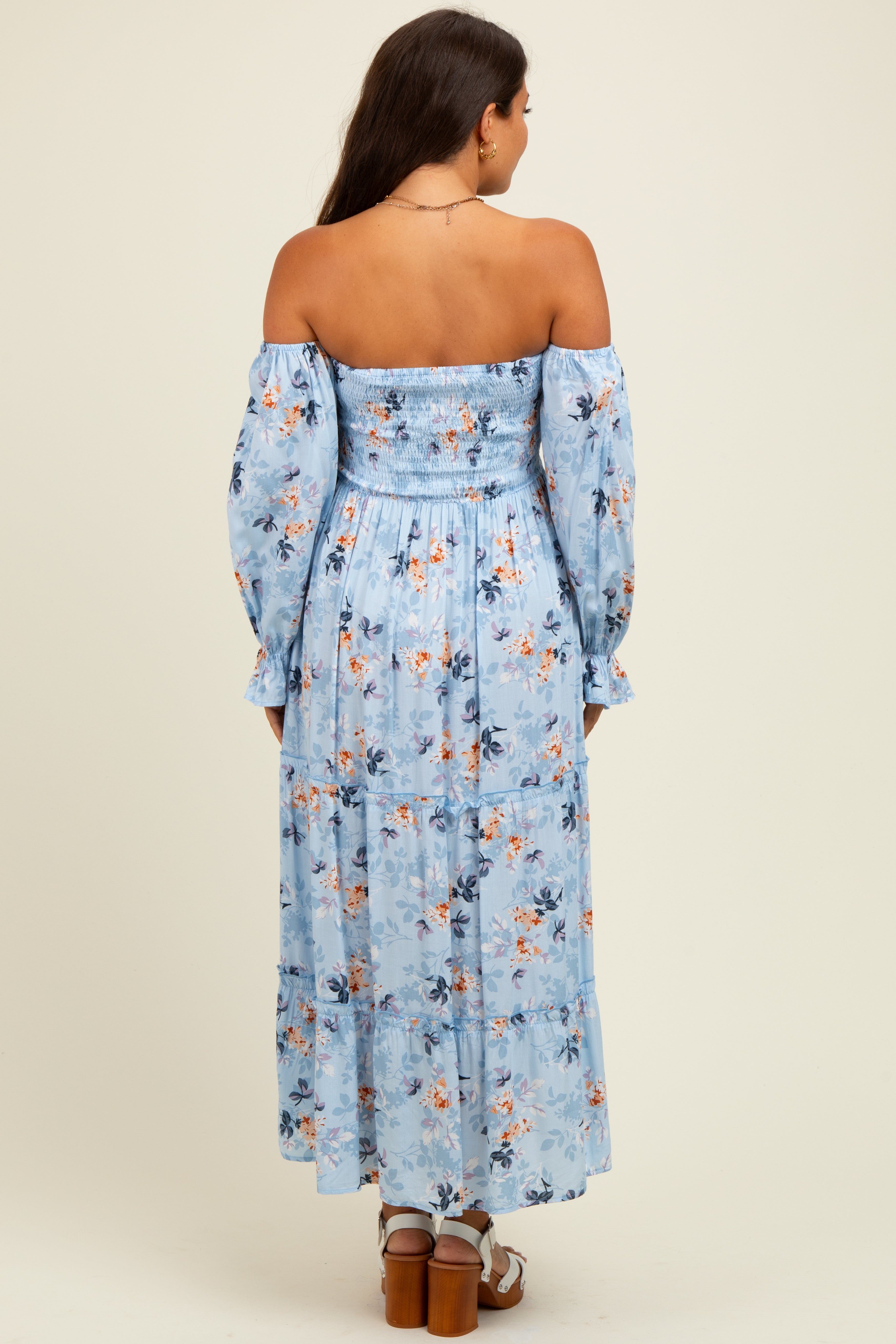 Hellblaues schulterfreies Umstands-Maxikleid mit Blumenmuster und langen Ärmeln