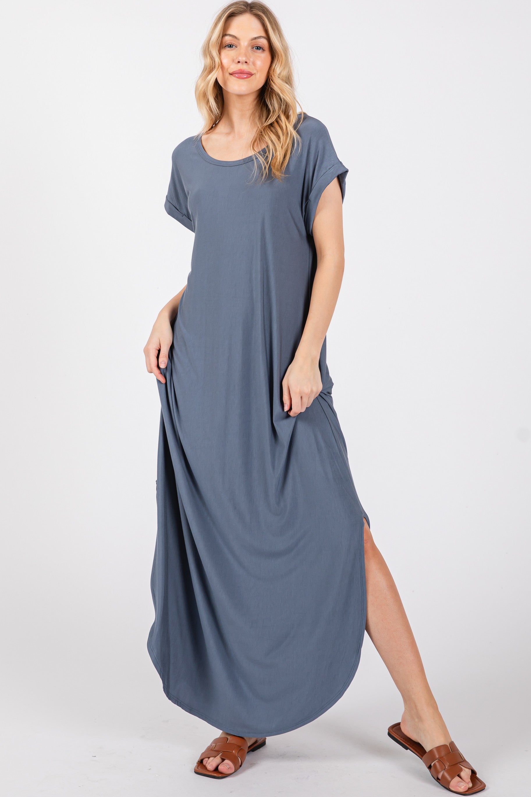 Blaues Umstands-Maxikleid mit abgerundetem Saum und Seitenschlitz