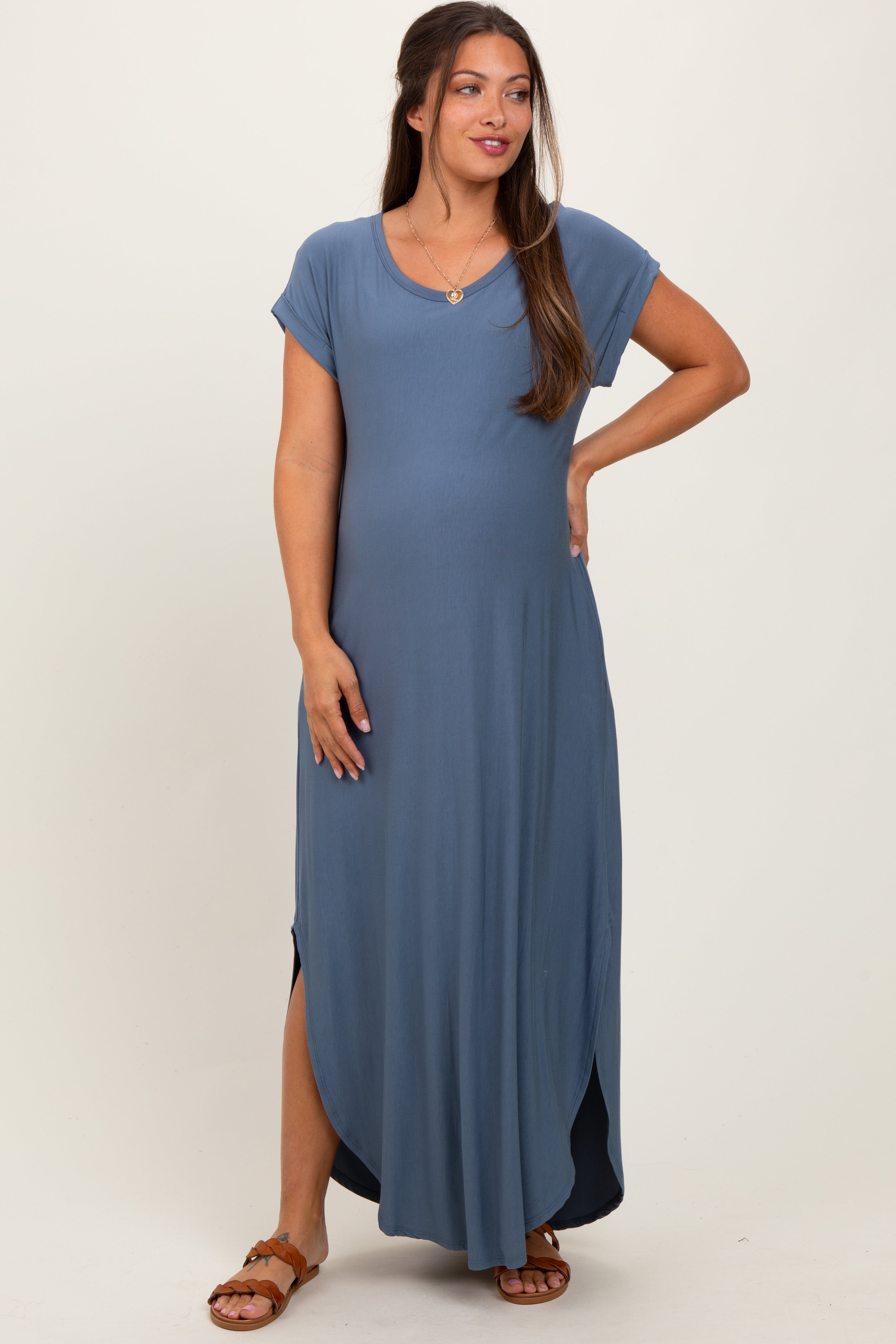 Blaues Umstands-Maxikleid mit abgerundetem Saum und Seitenschlitz
