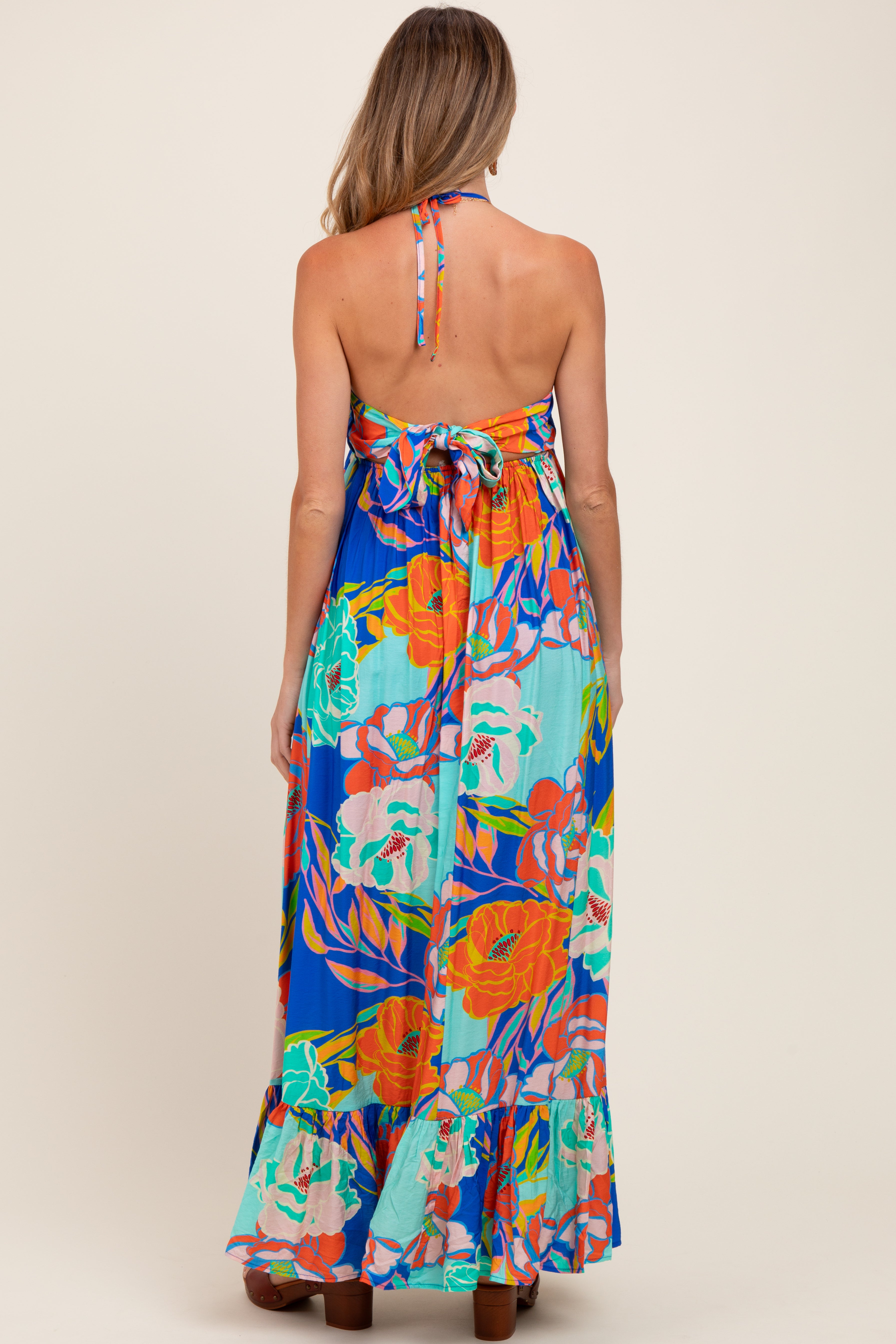Umstands-Maxikleid in Königsblau mit Blumenmuster, Neckholder, Cut-out und Rückenbindung