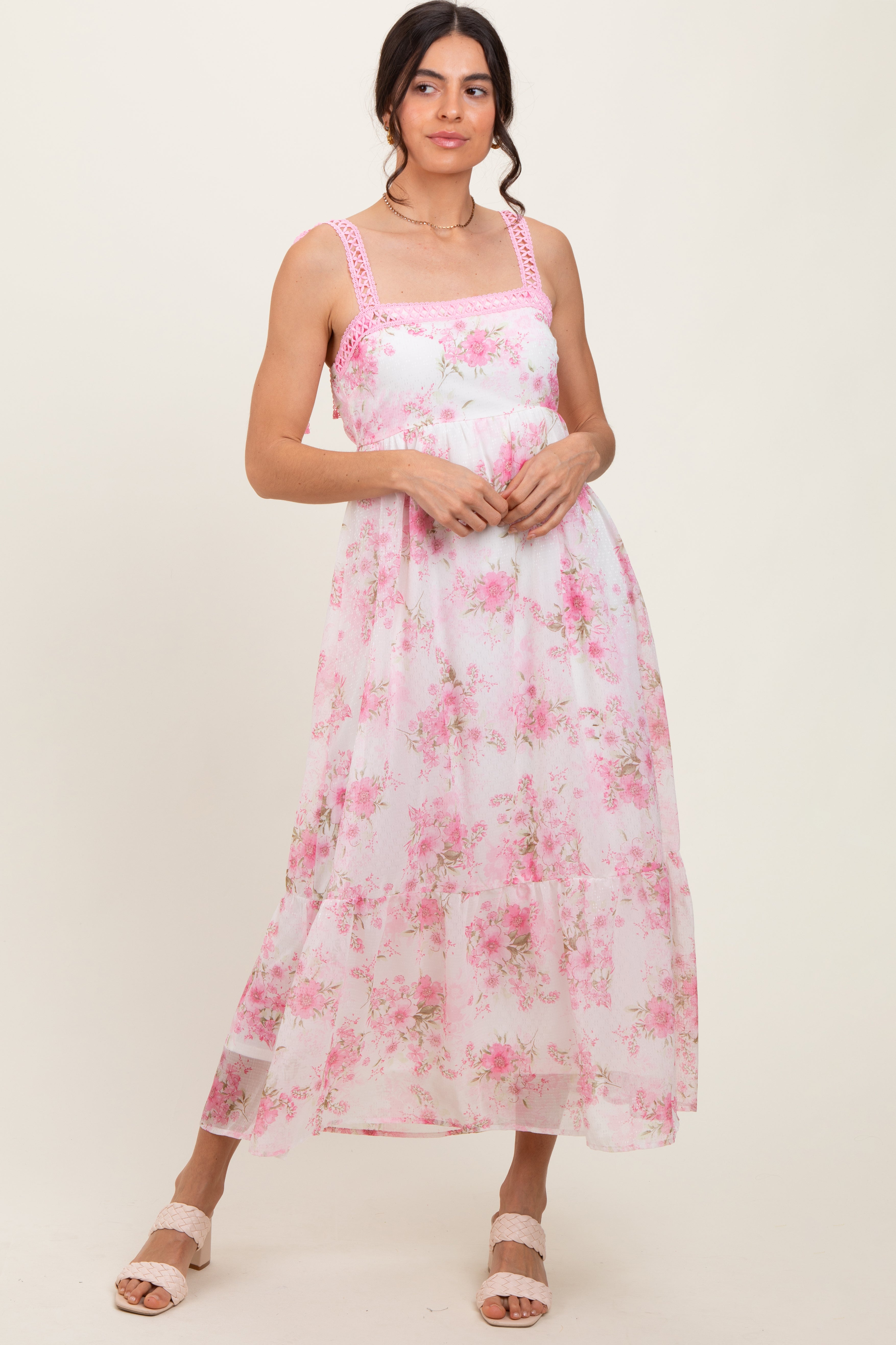 Umstands-Midikleid aus Chiffon mit Blumenmuster, Spitzendetail und Schulterbindung in Rosa