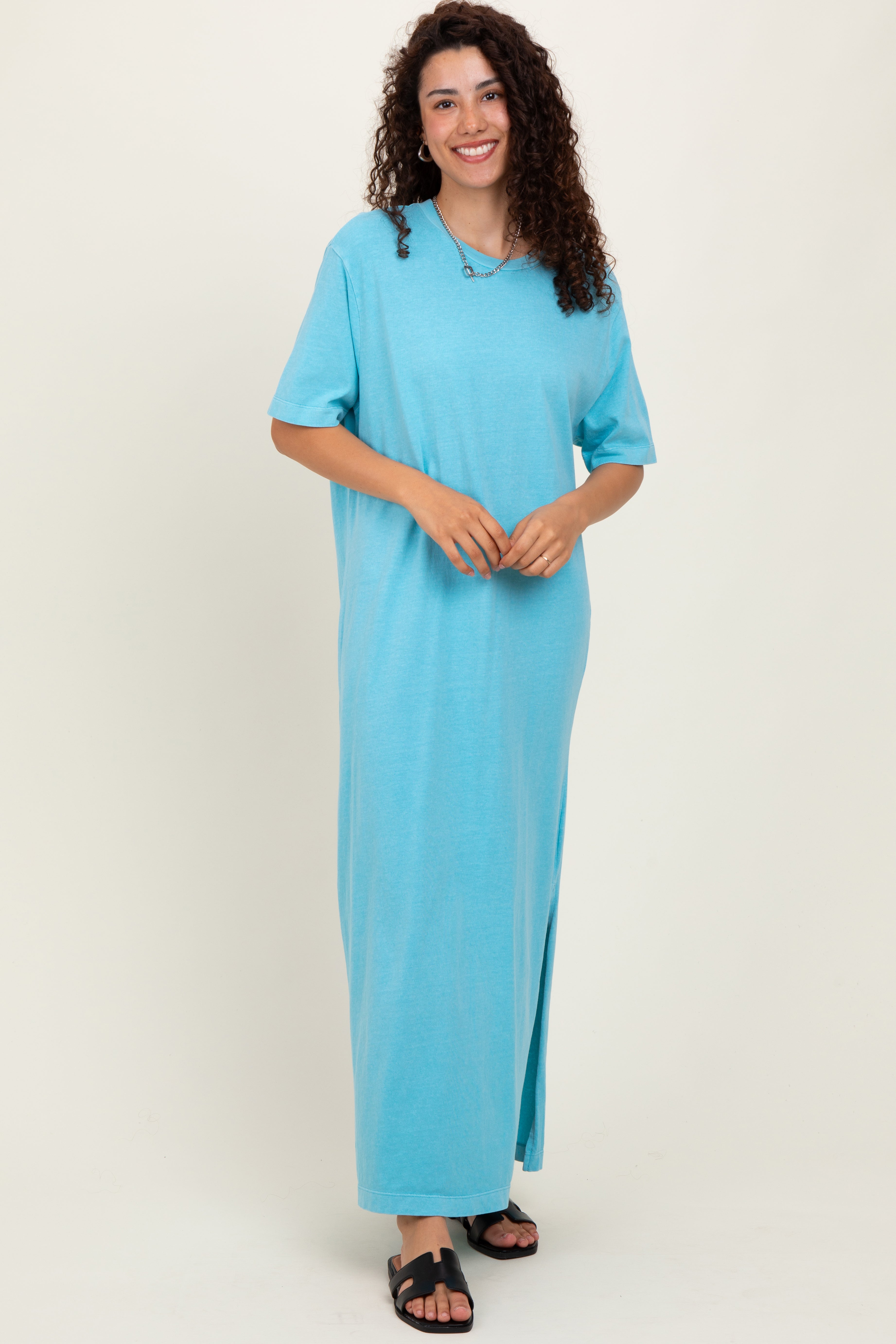 Aquafarbenes Umstands-Maxikleid aus Strick im T-Shirt-Stil mit kurzen Ärmeln