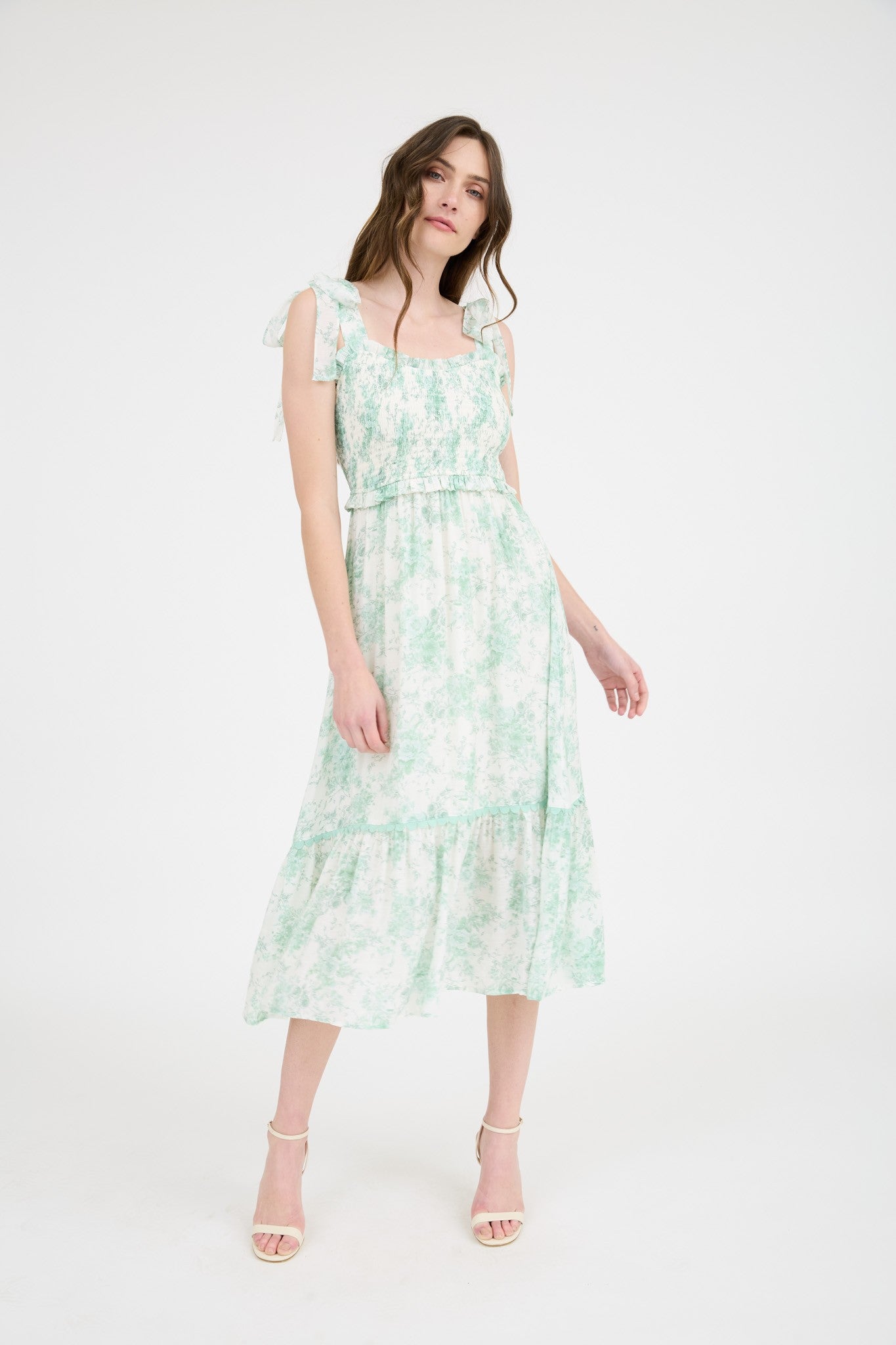 Mintgrünes geblümtes Umstands-Midikleid mit Smok und Schulterband
