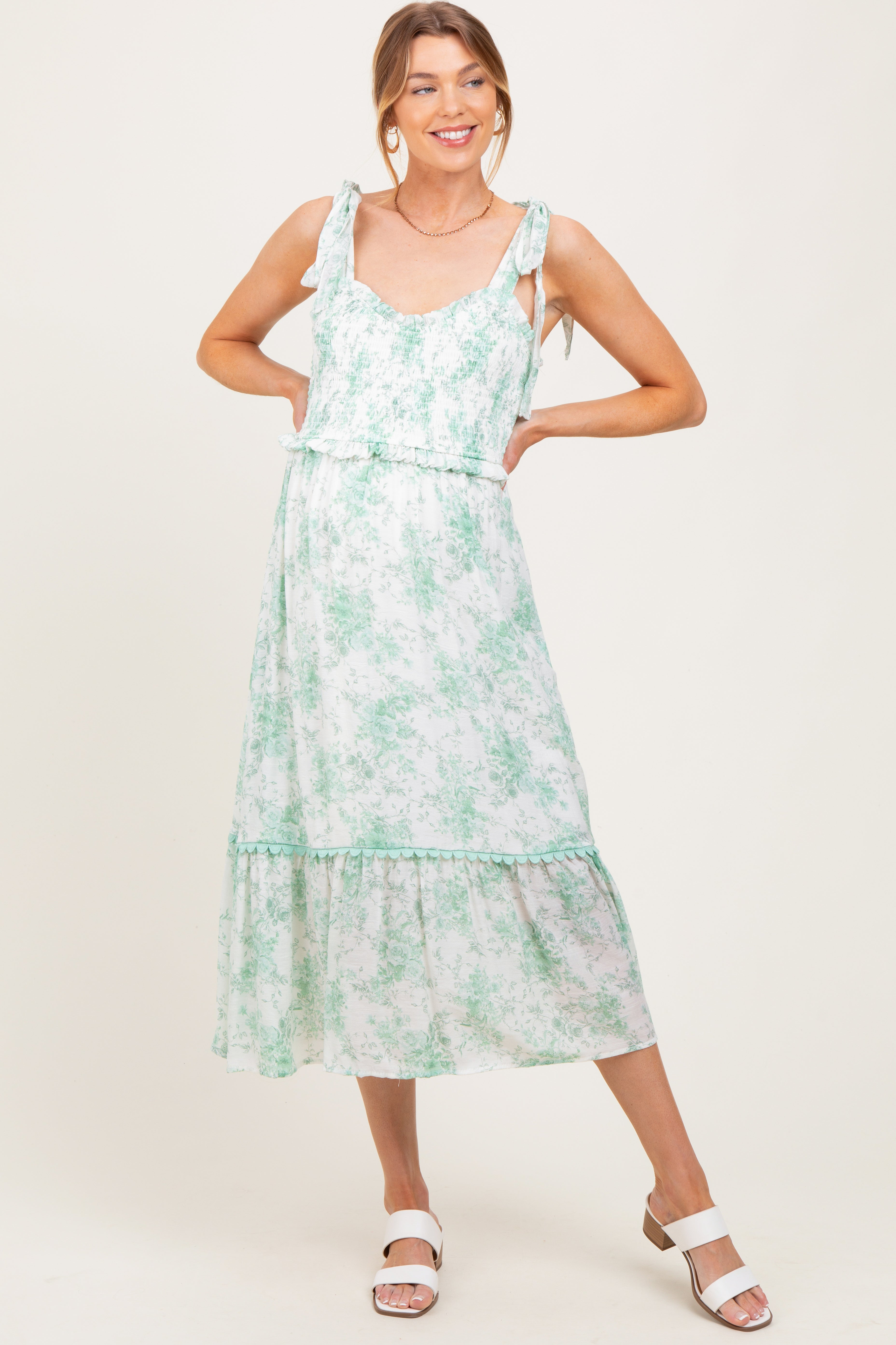 Mintgrünes geblümtes Umstands-Midikleid mit Smok und Schulterband