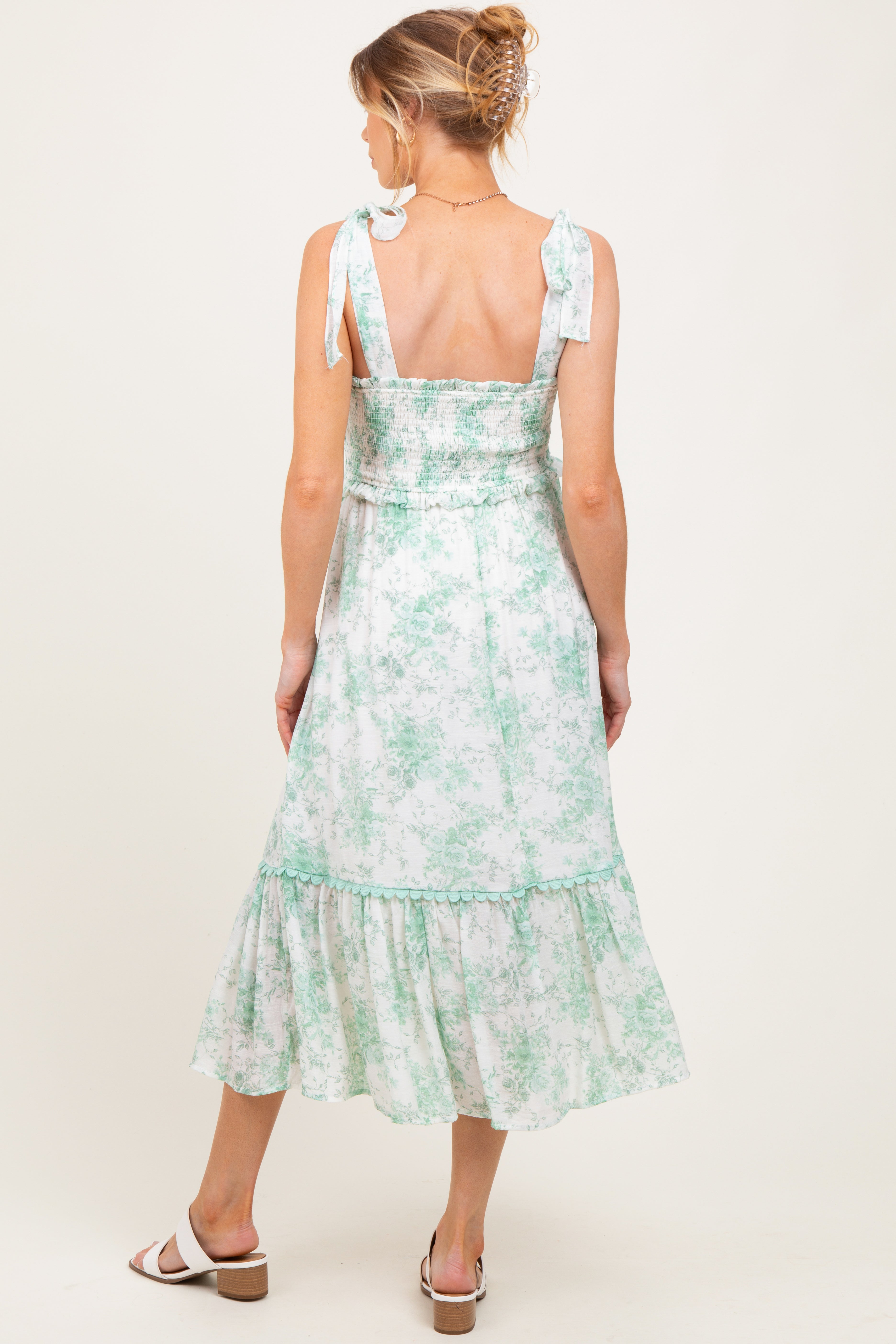 Mintgrünes geblümtes Umstands-Midikleid mit Smok und Schulterband