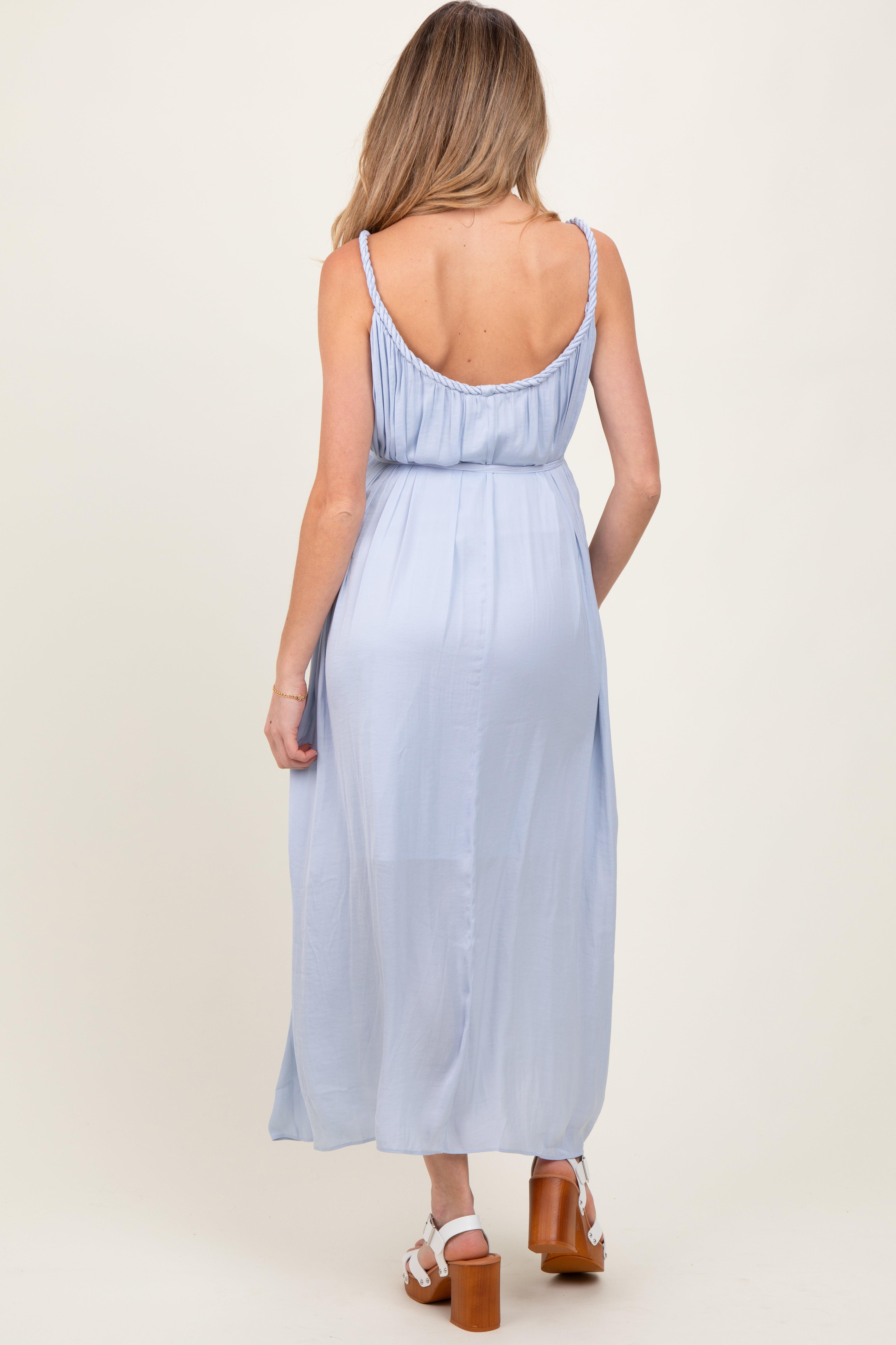 Umstands-Maxikleid mit geflochtenem Ausschnitt in Hellblau