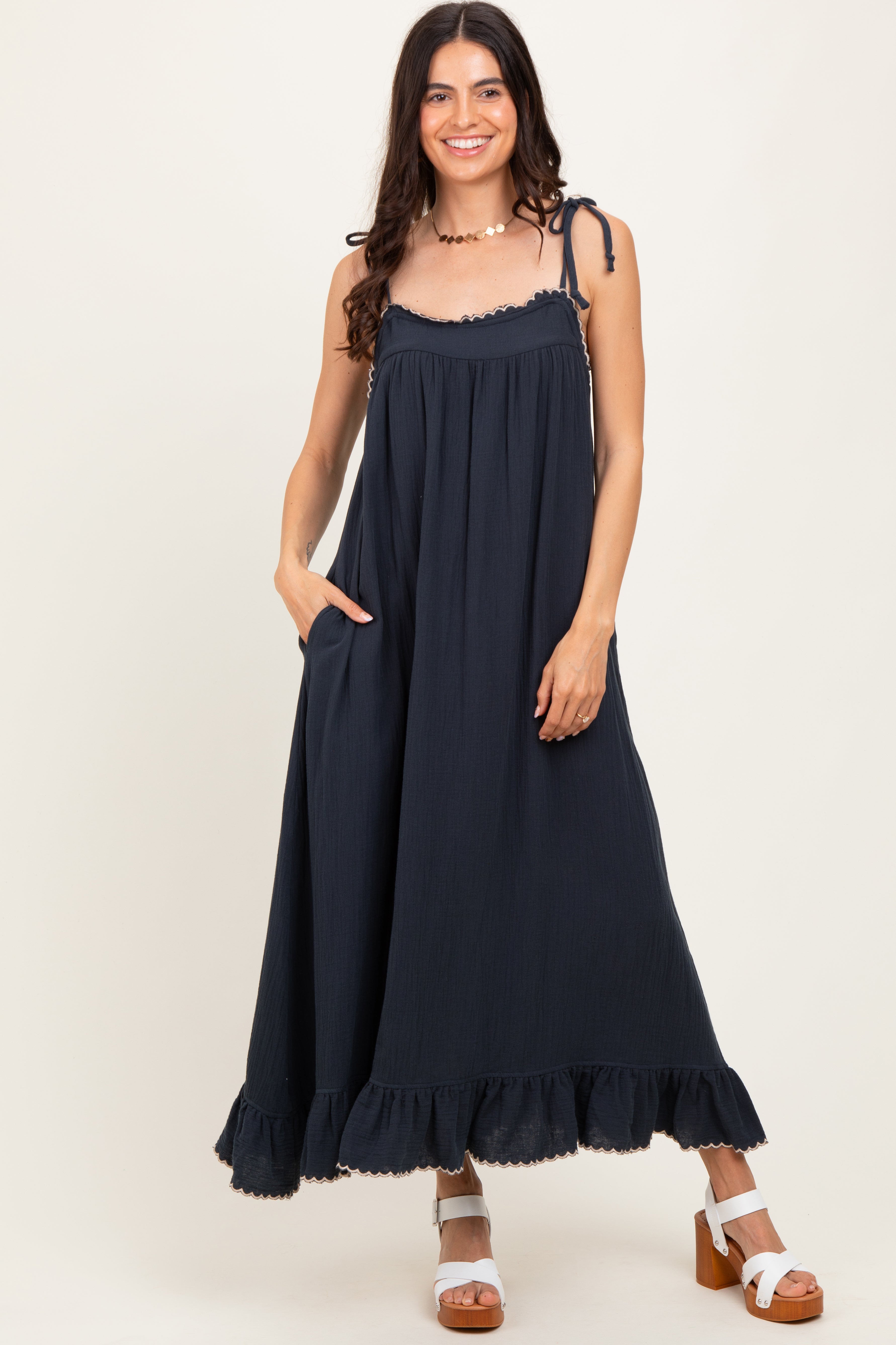 Marineblaues Umstands-Maxikleid mit Wellenkante und Schulterbindung
