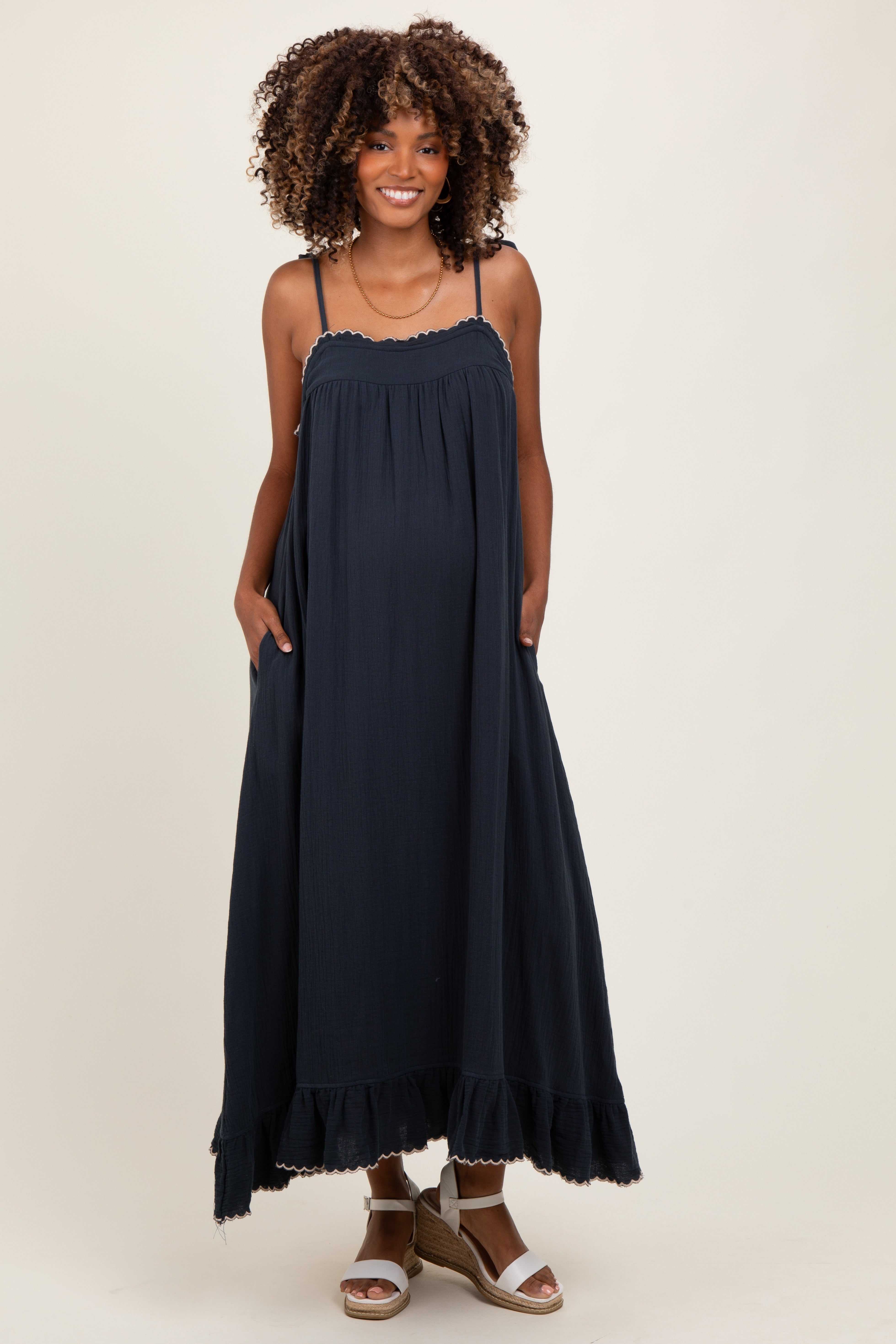 Marineblaues Umstands-Maxikleid mit Wellenkante und Schulterbindung