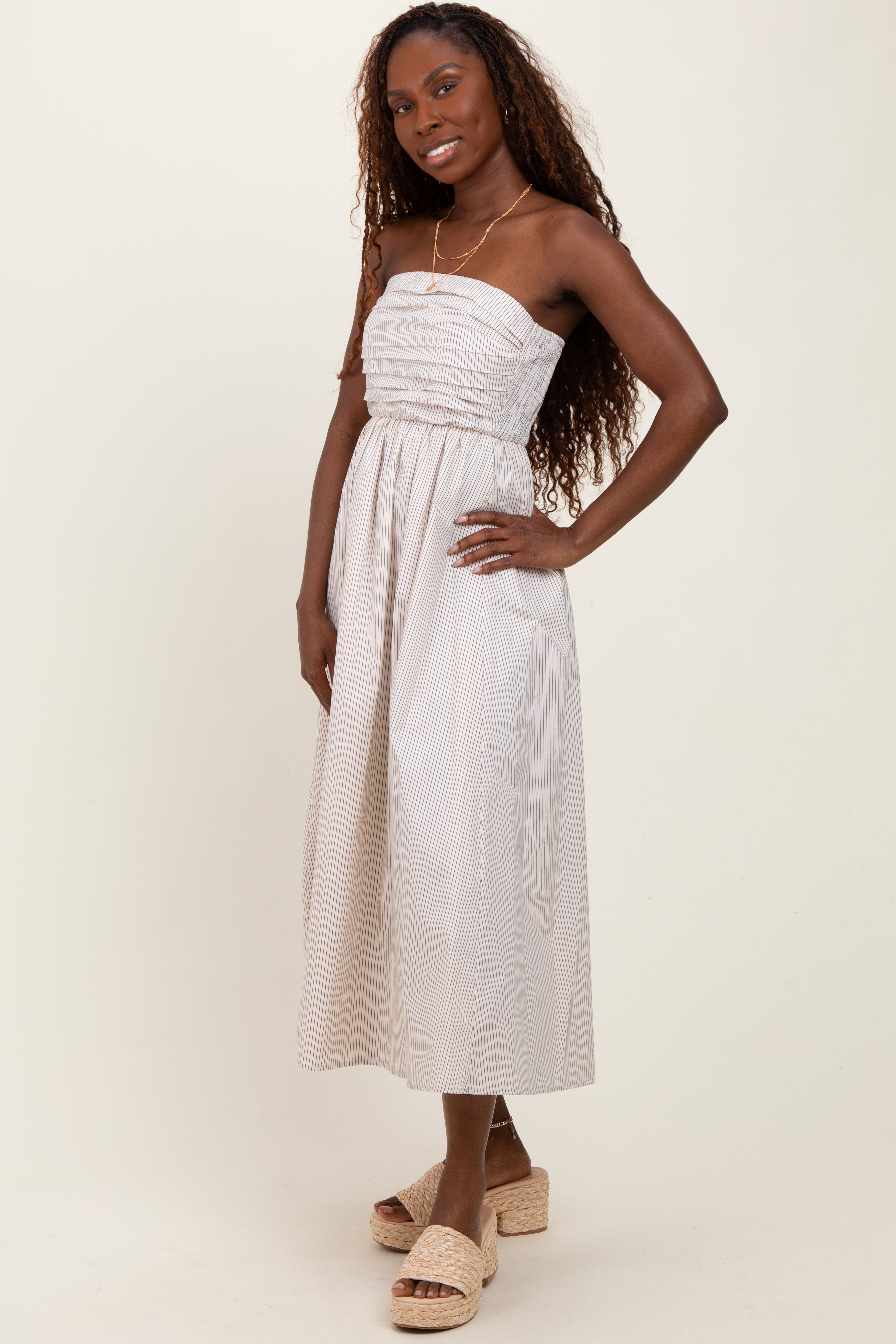 Trägerloses Umstands-Maxikleid mit Streifen und Smok-Detail in Creme