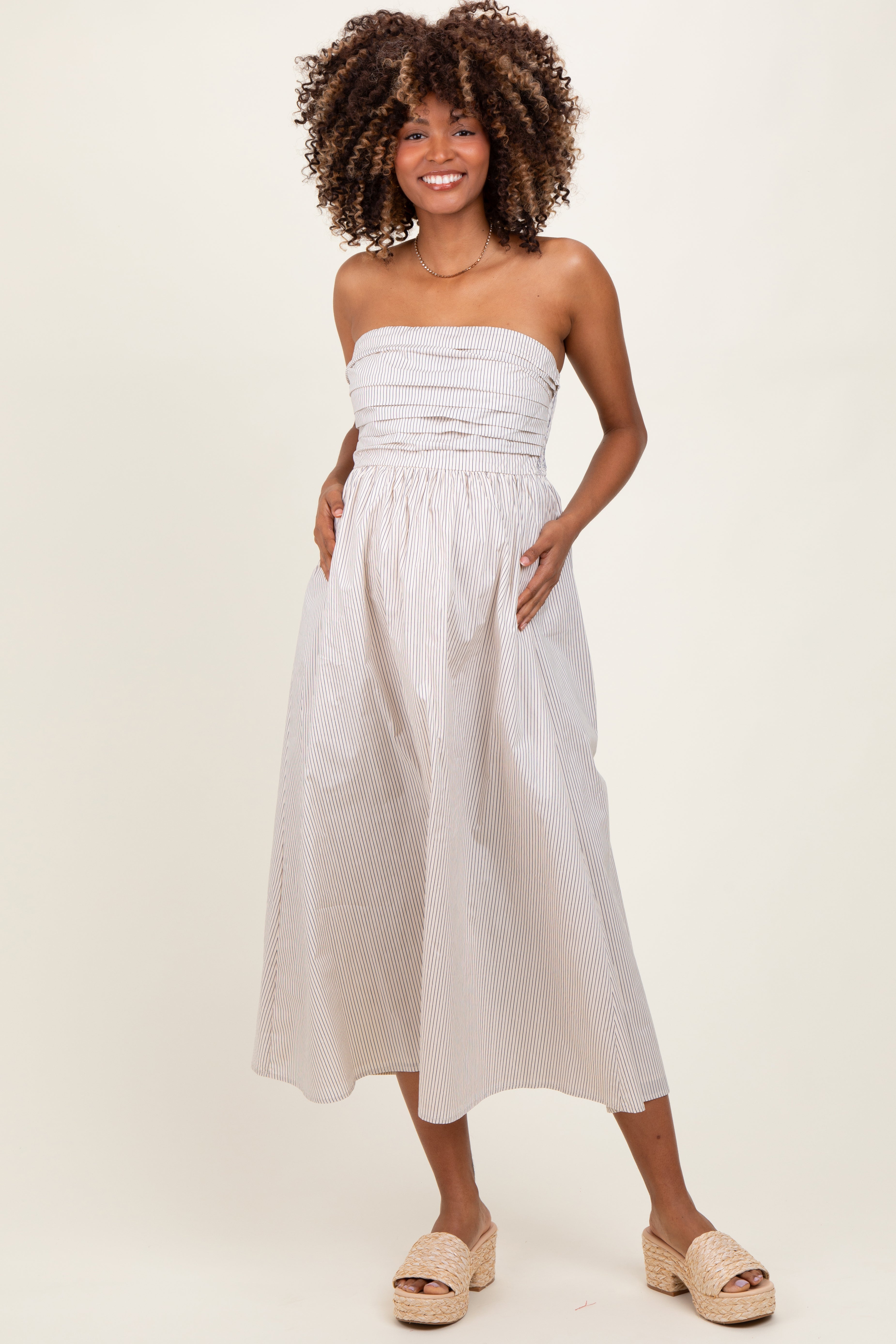 Trägerloses Umstands-Maxikleid mit Streifen und Smok-Detail in Creme