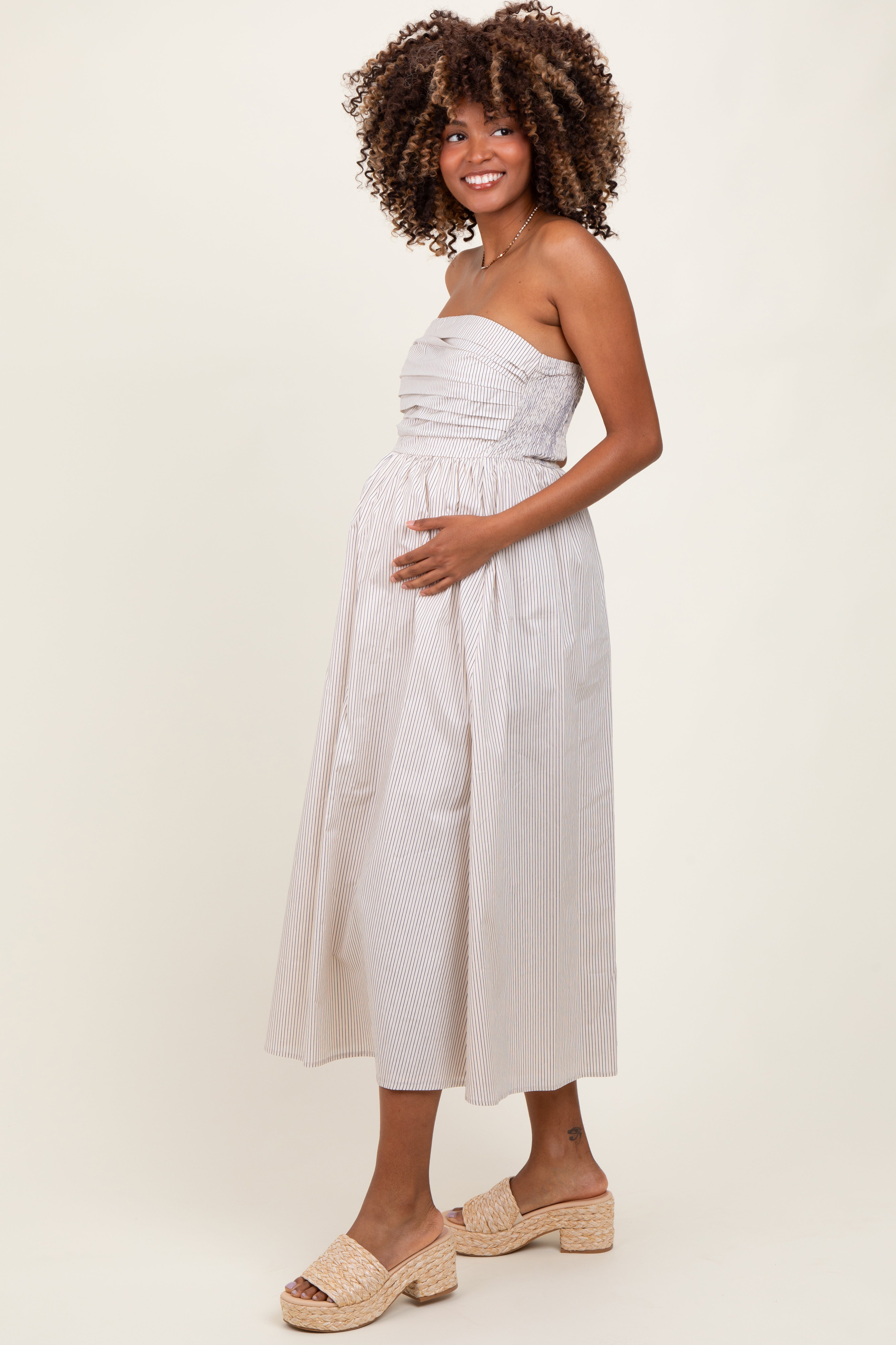 Trägerloses Umstands-Maxikleid mit Streifen und Smok-Detail in Creme