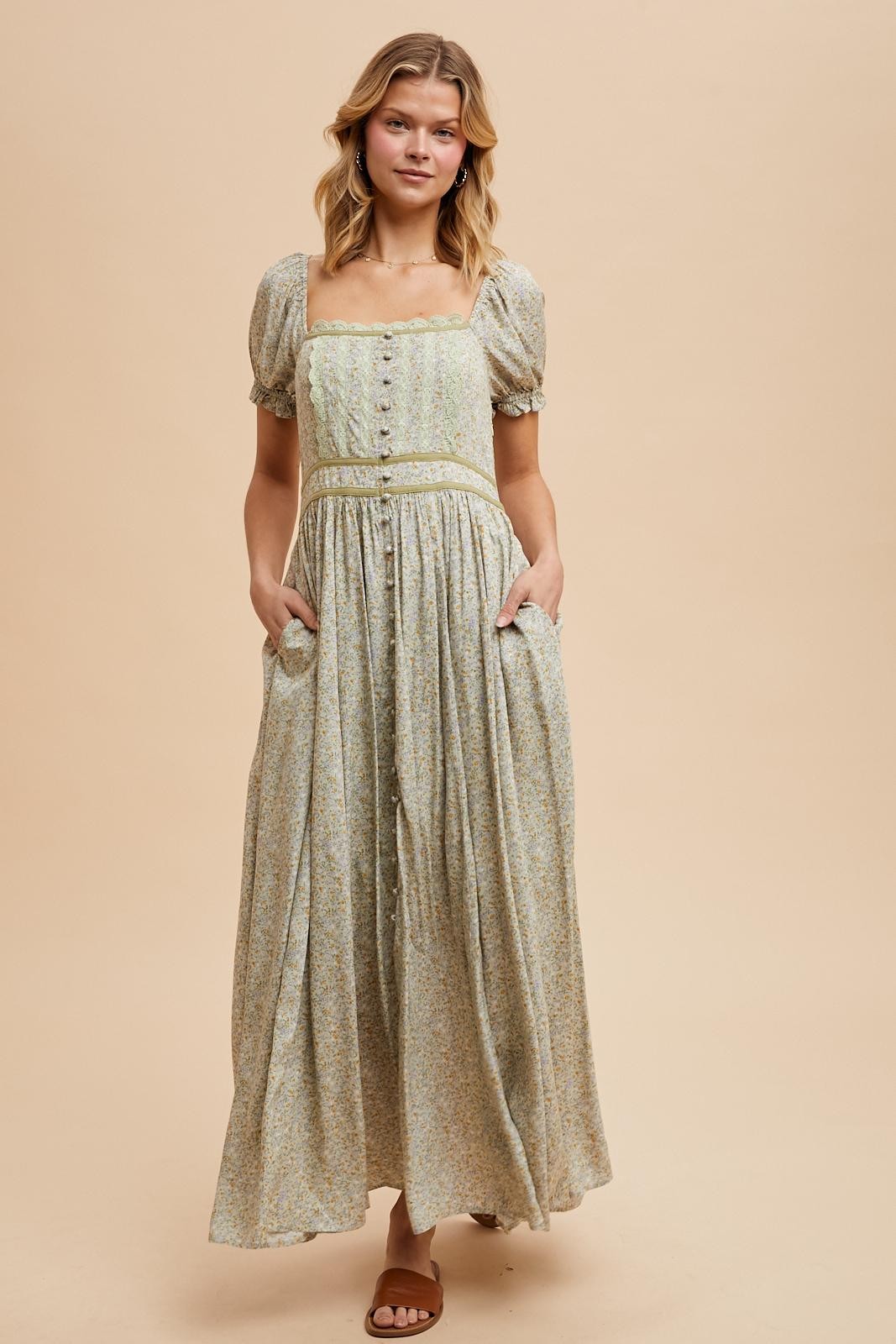 Hellolivfarbenes Umstands-Maxikleid mit Blumenmuster und Spitzenbesatz