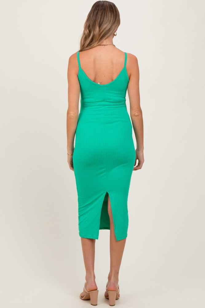 Geripptes Umstands-Midikleid mit schmalen Trägern in Grün