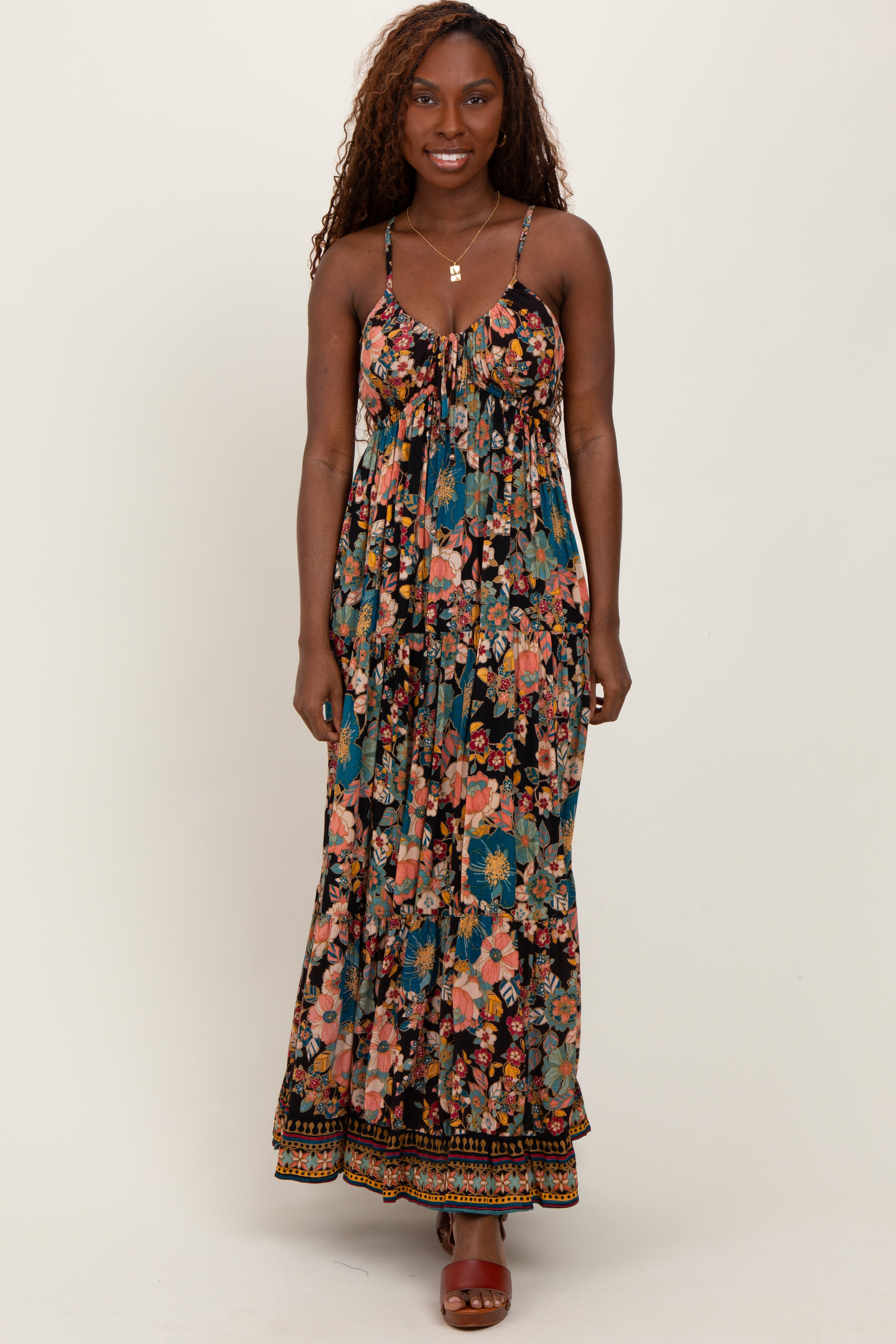 Schwarzes gestuftes Umstandsmaxikleid mit Blumenmuster und Bindeband vorn