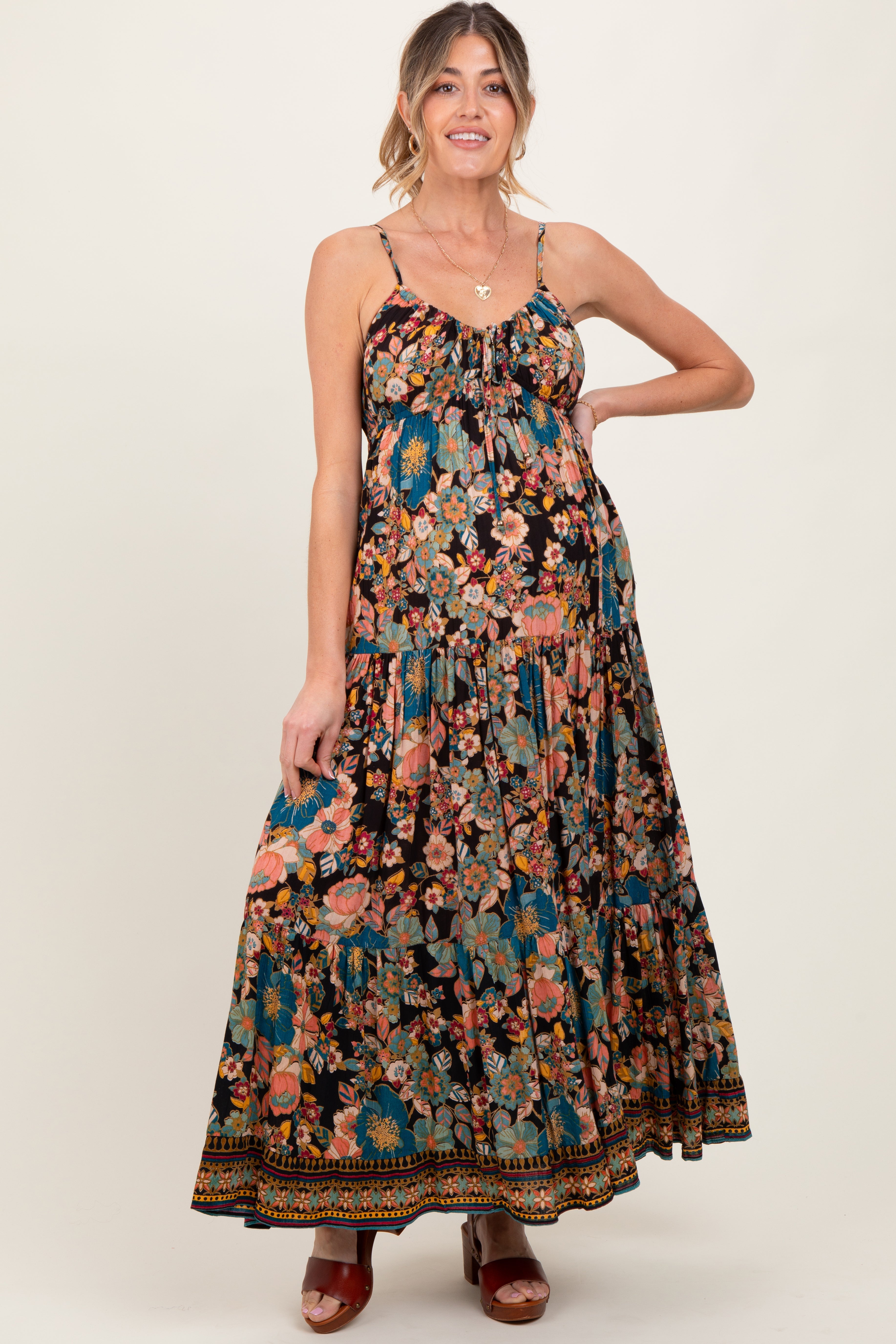 Schwarzes gestuftes Umstandsmaxikleid mit Blumenmuster und Bindeband vorn