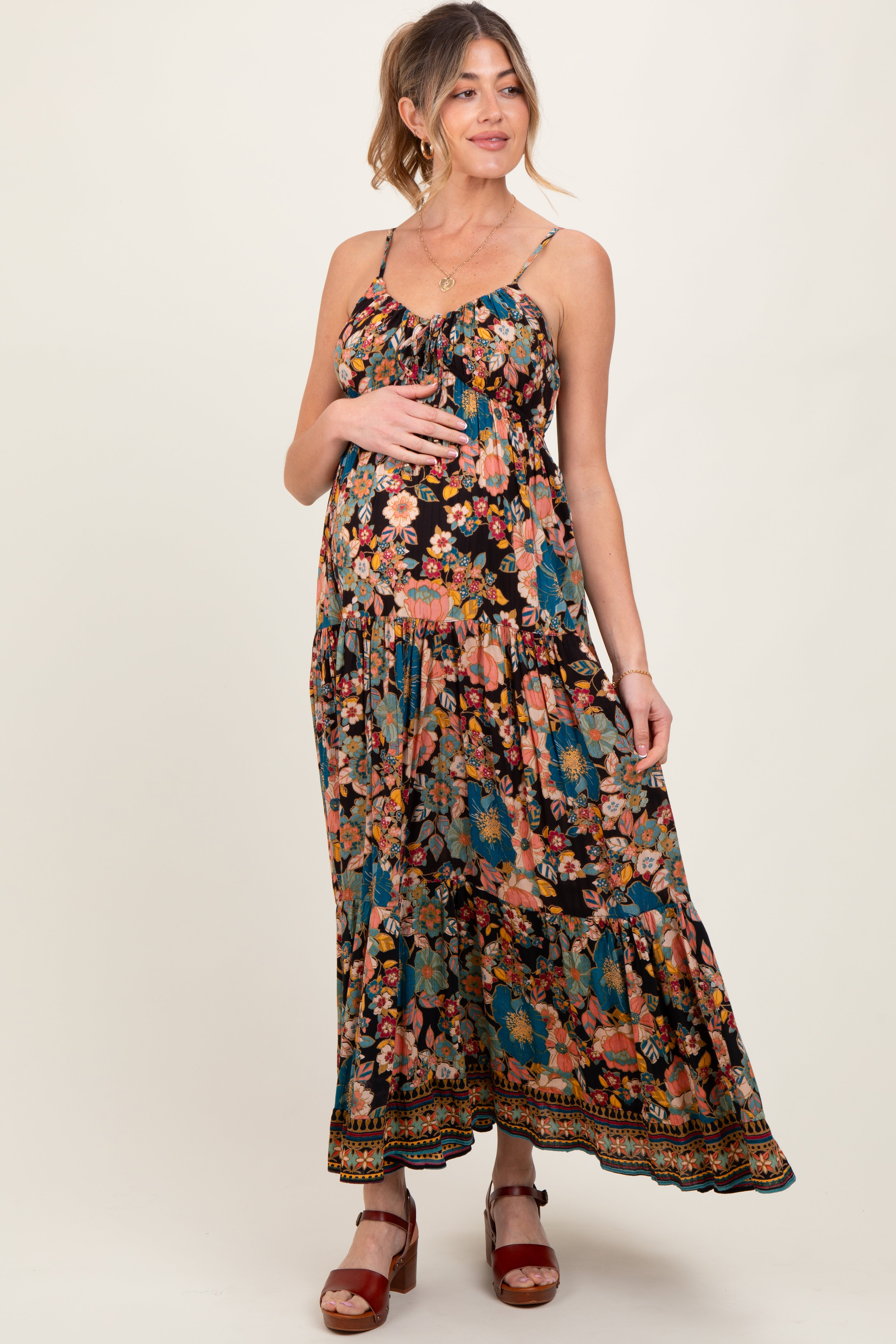 Schwarzes gestuftes Umstandsmaxikleid mit Blumenmuster und Bindeband vorn