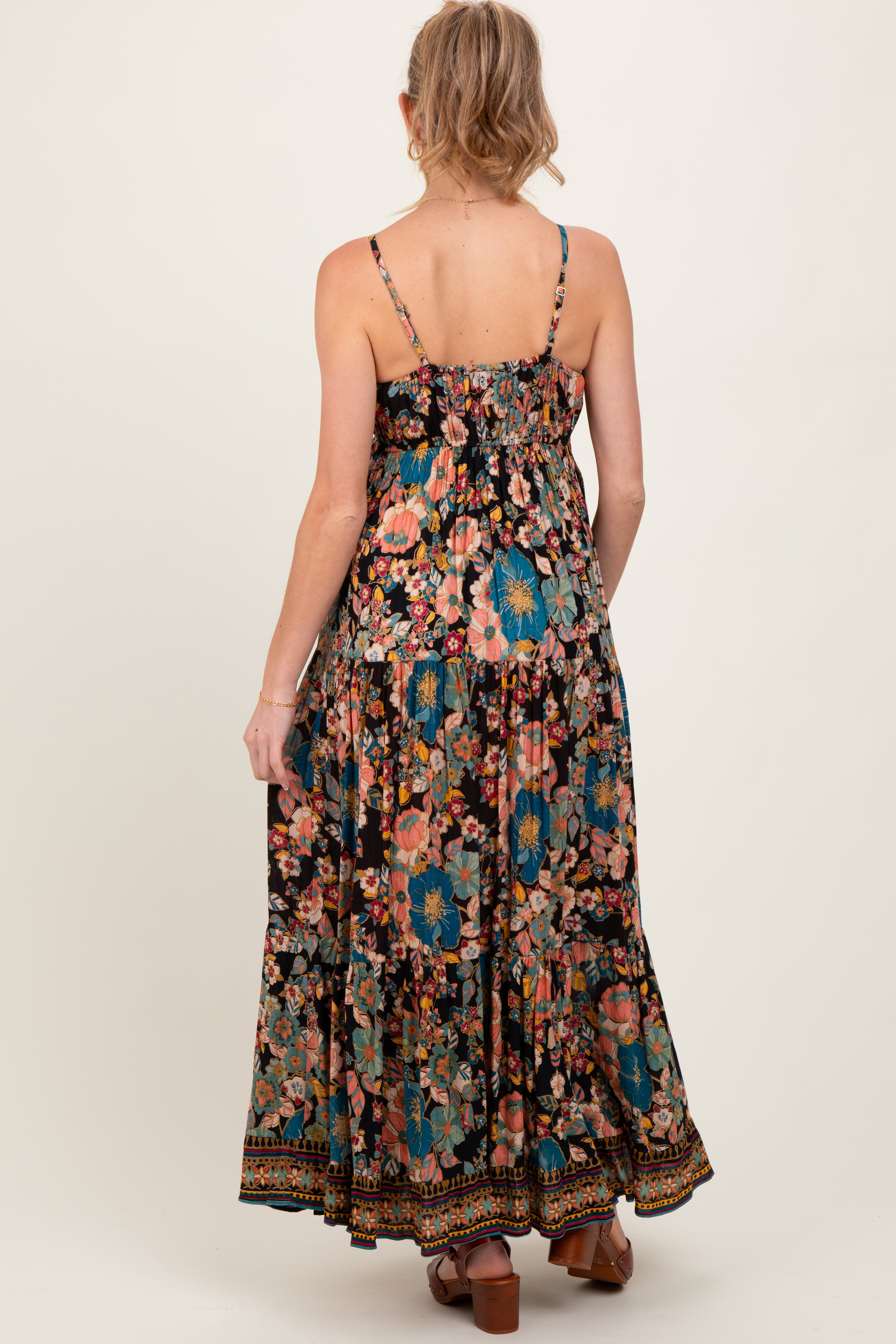 Schwarzes gestuftes Umstandsmaxikleid mit Blumenmuster und Bindeband vorn