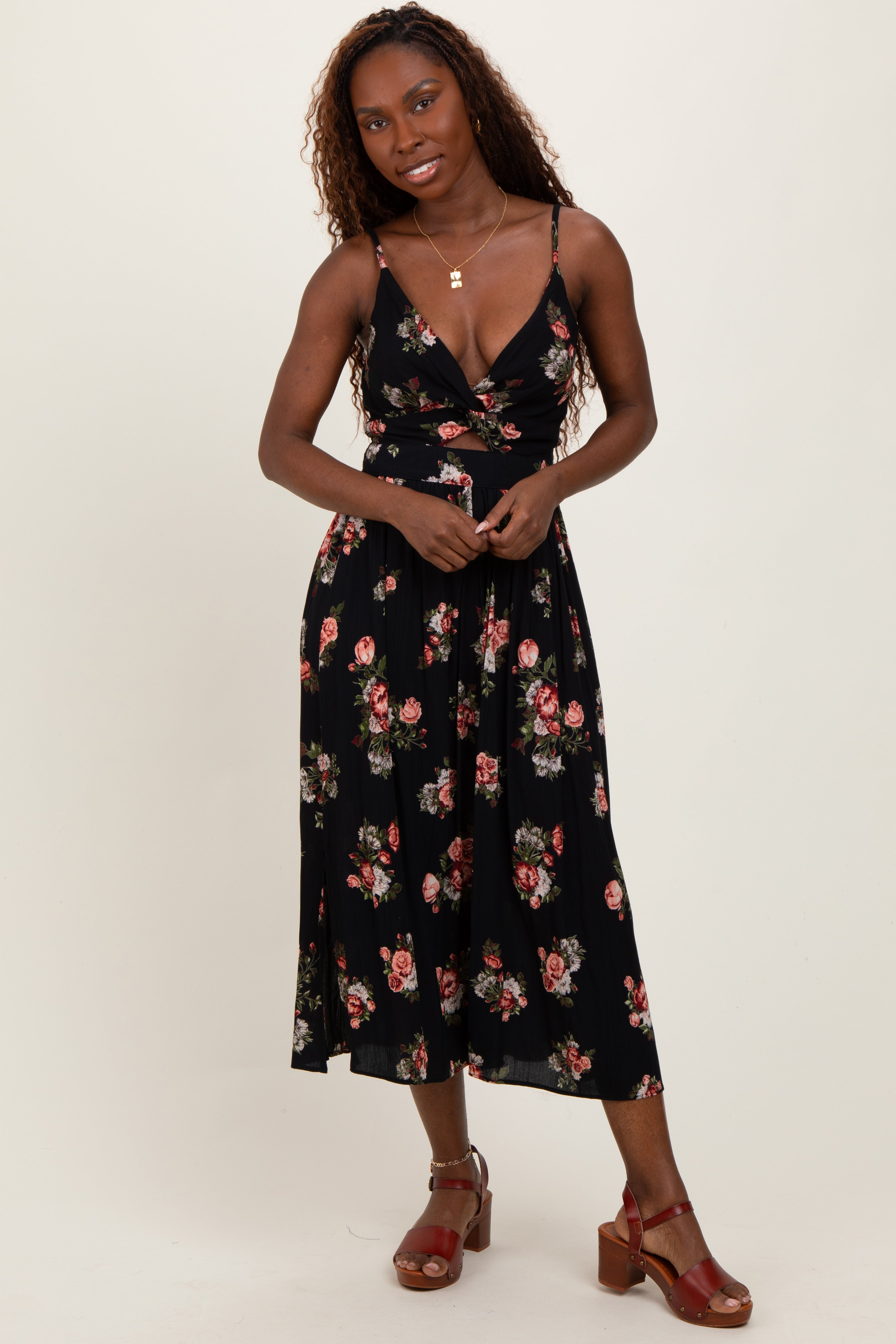Umstands-Midikleid mit Rosendruck, Twist-Front und Cut-out