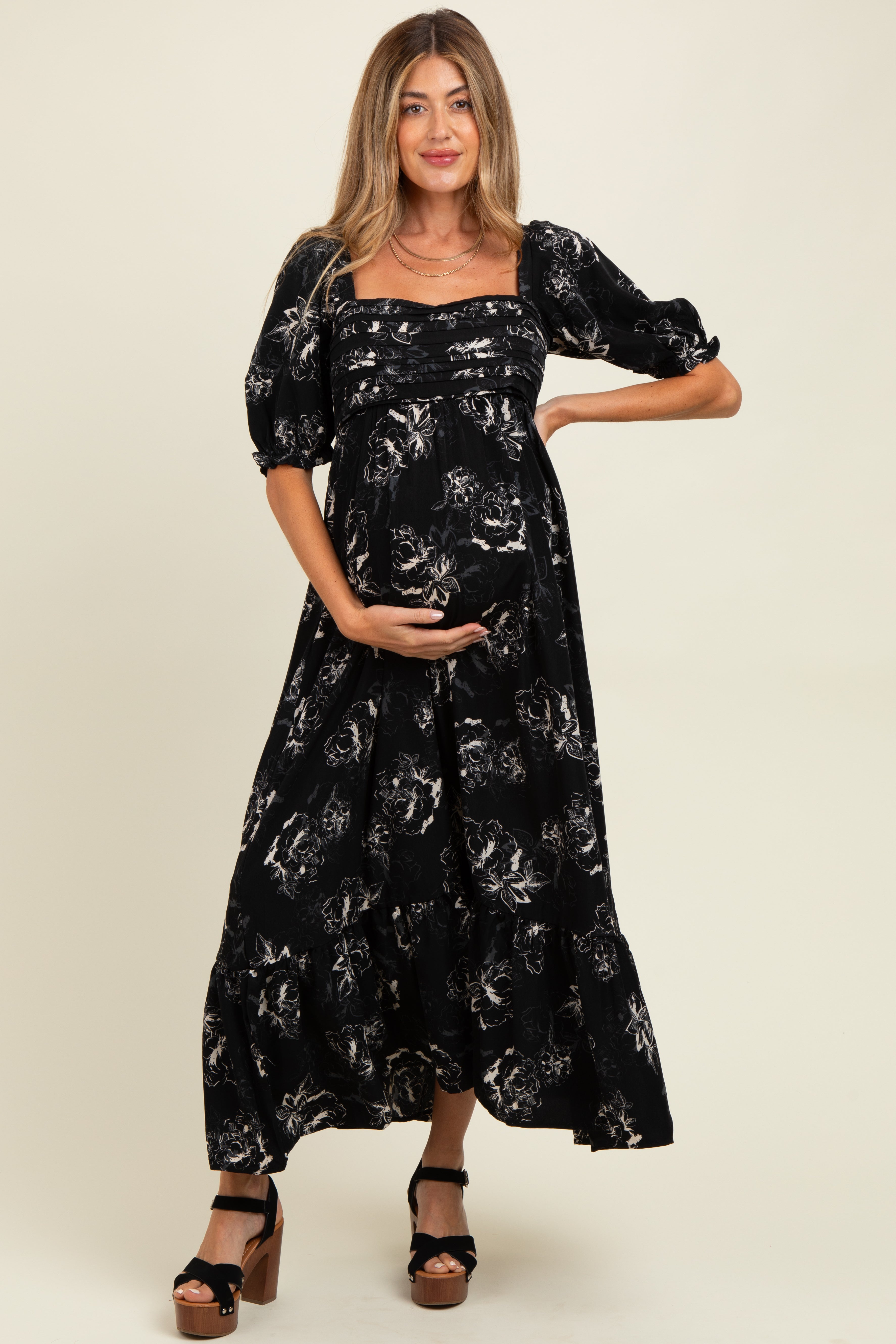 Umstands-Maxikleid mit Rosendruck und plissiertem Oberteil in Schwarz