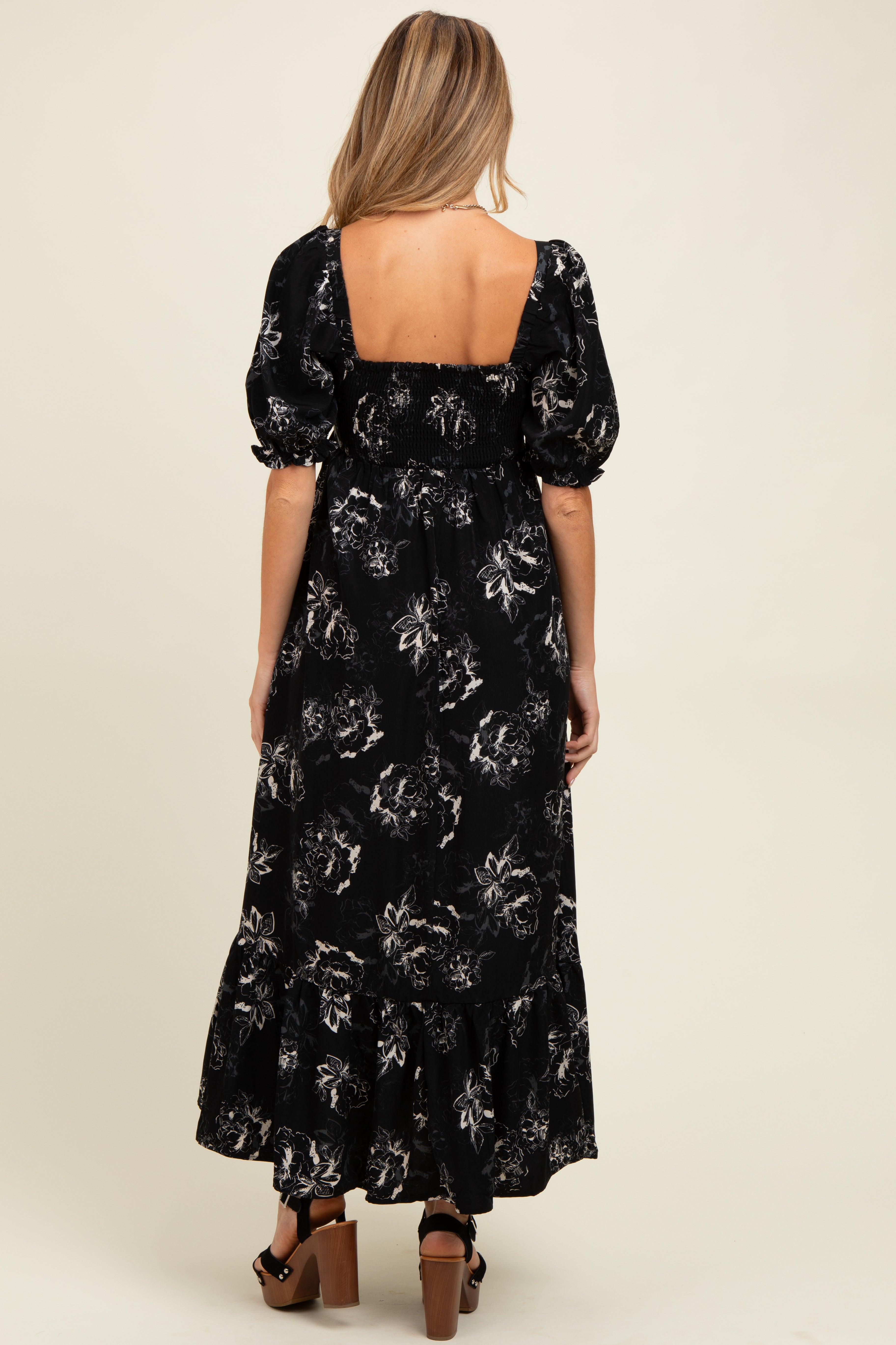 Umstands-Maxikleid mit Rosendruck und plissiertem Oberteil in Schwarz