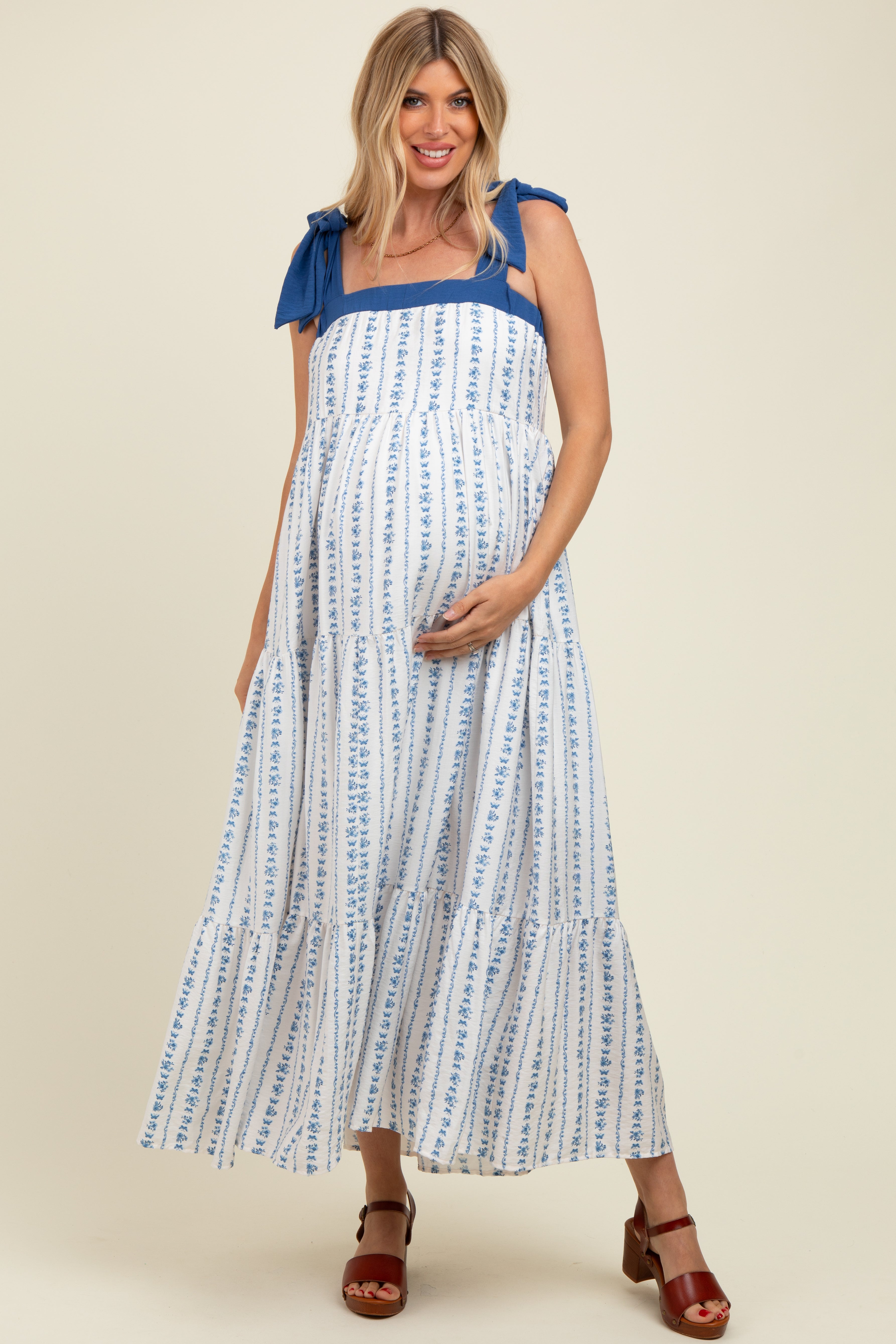 Ärmelloses Umstands-Maxikleid mit zartem Blumenmuster und Stufenrock