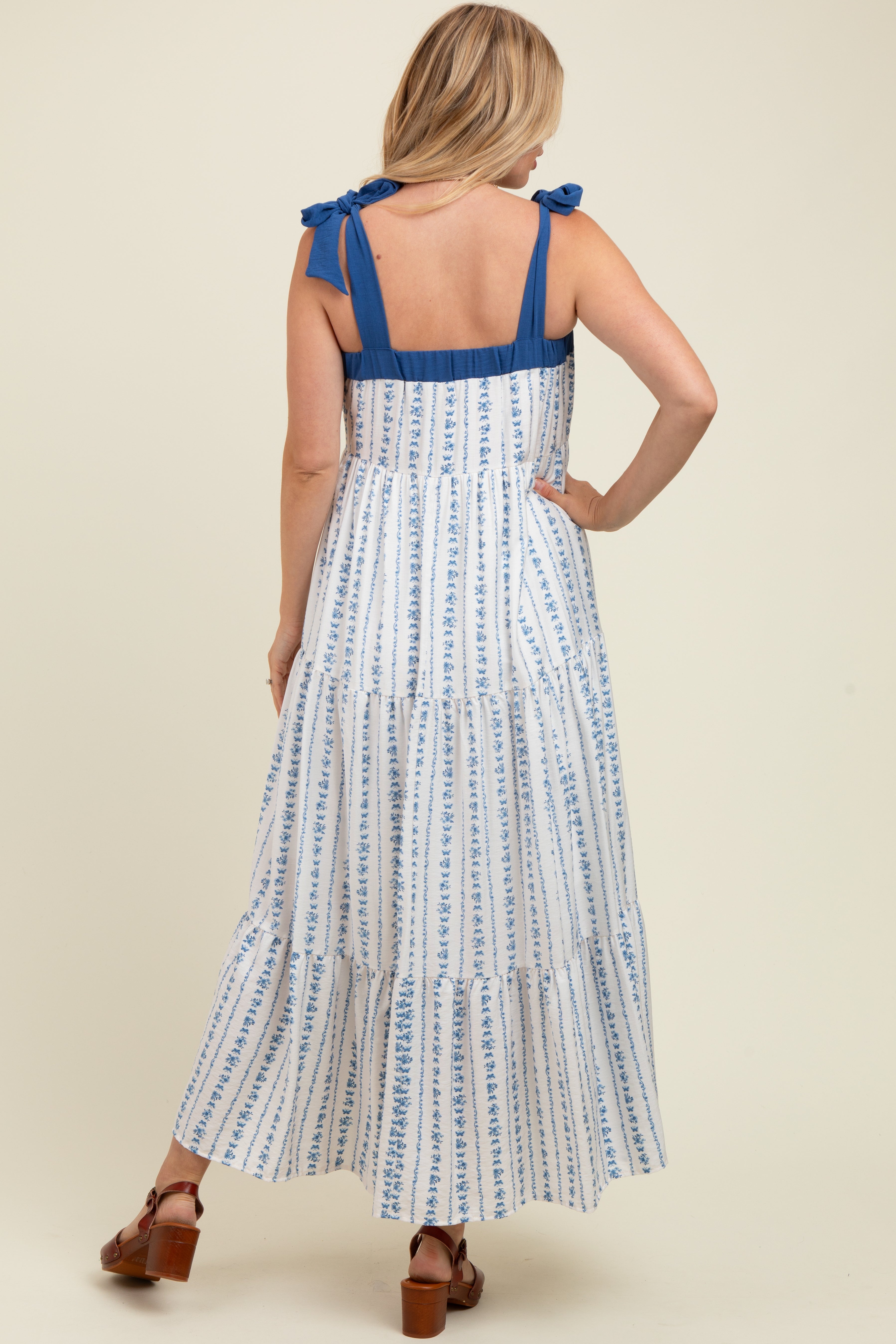 Ärmelloses Umstands-Maxikleid mit zartem Blumenmuster und Stufenrock