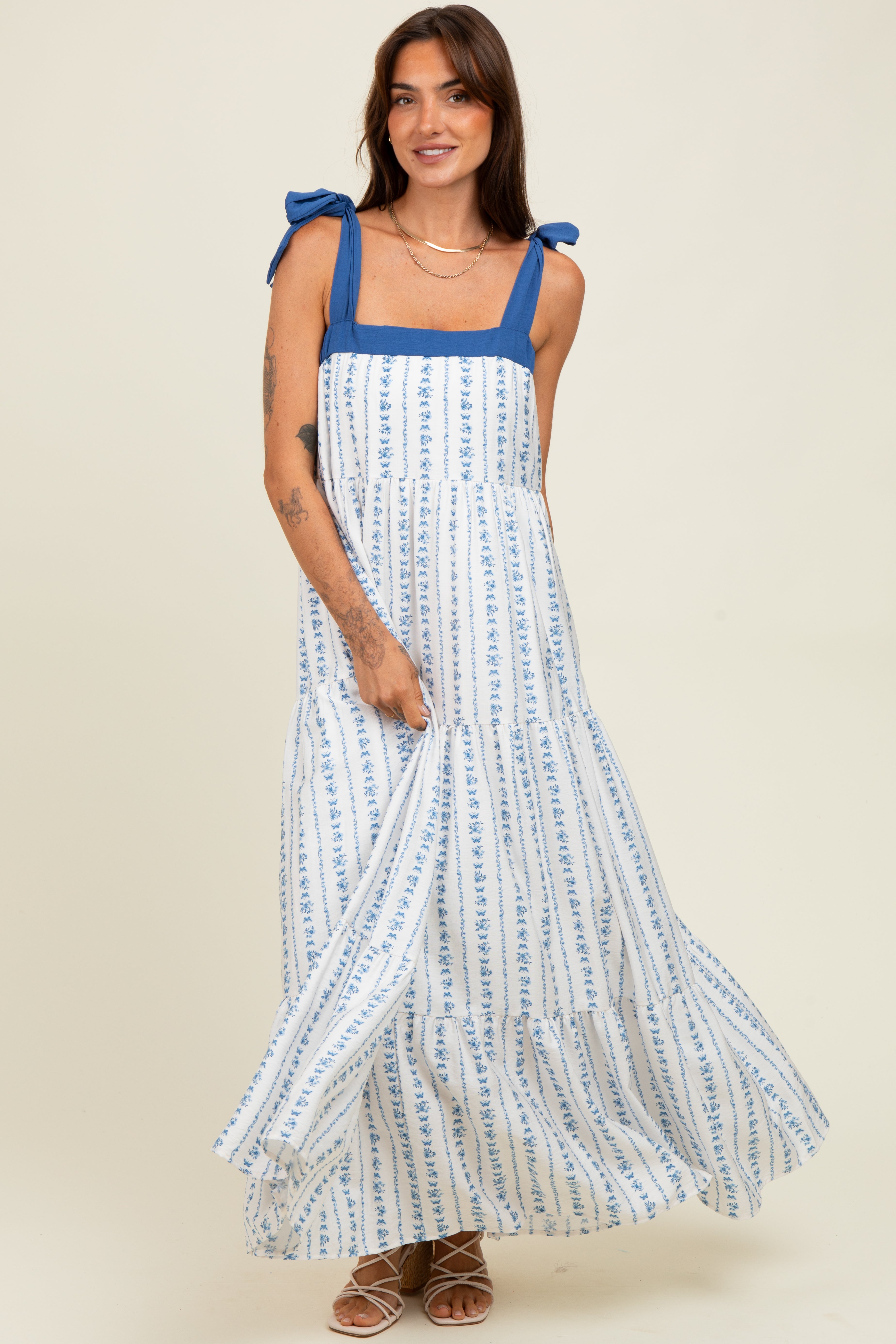 Ärmelloses Umstands-Maxikleid mit zartem Blumenmuster und Stufenrock