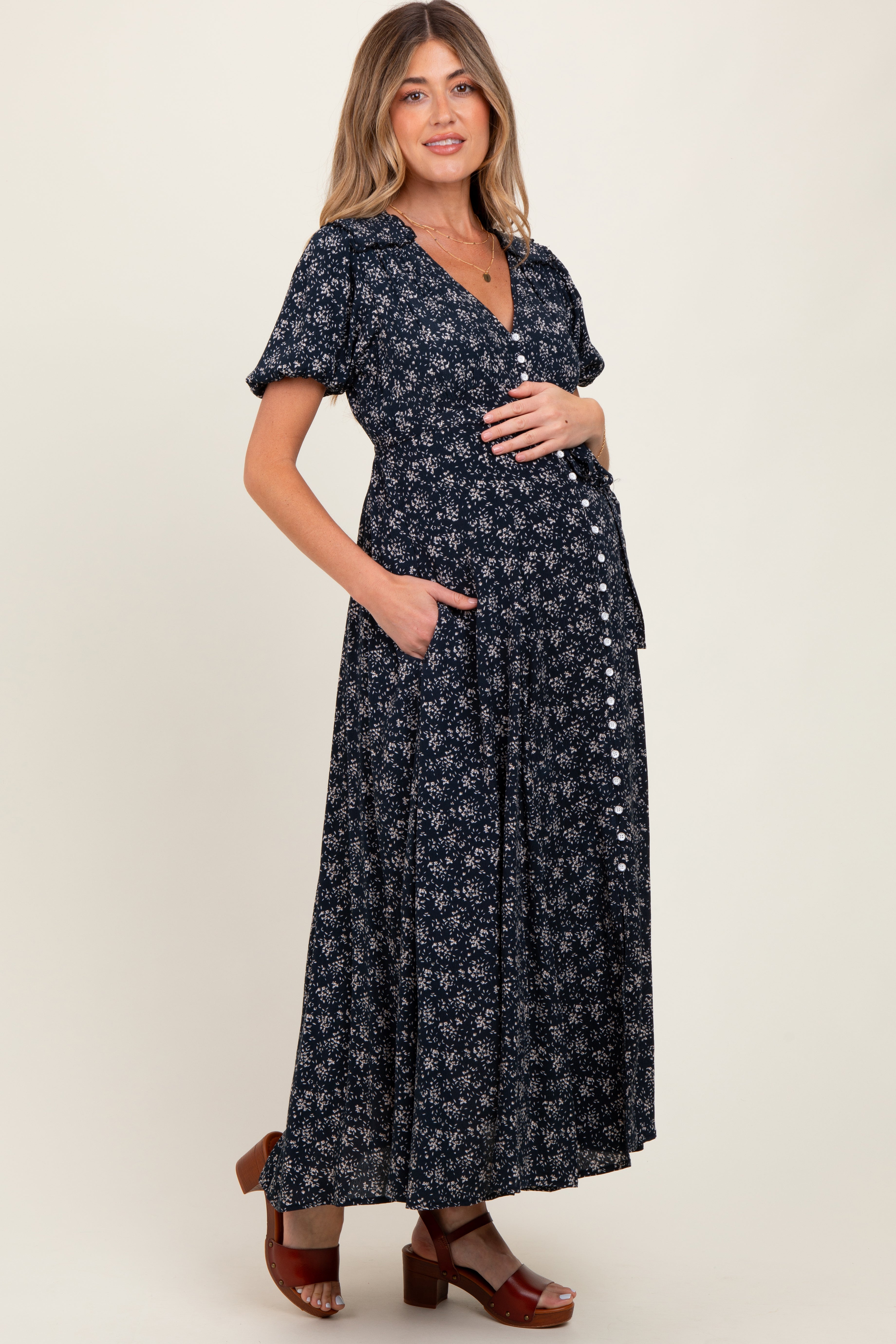 Marineblaues Umstandskleid mit Blumenmuster und durchgehender Knopfleiste