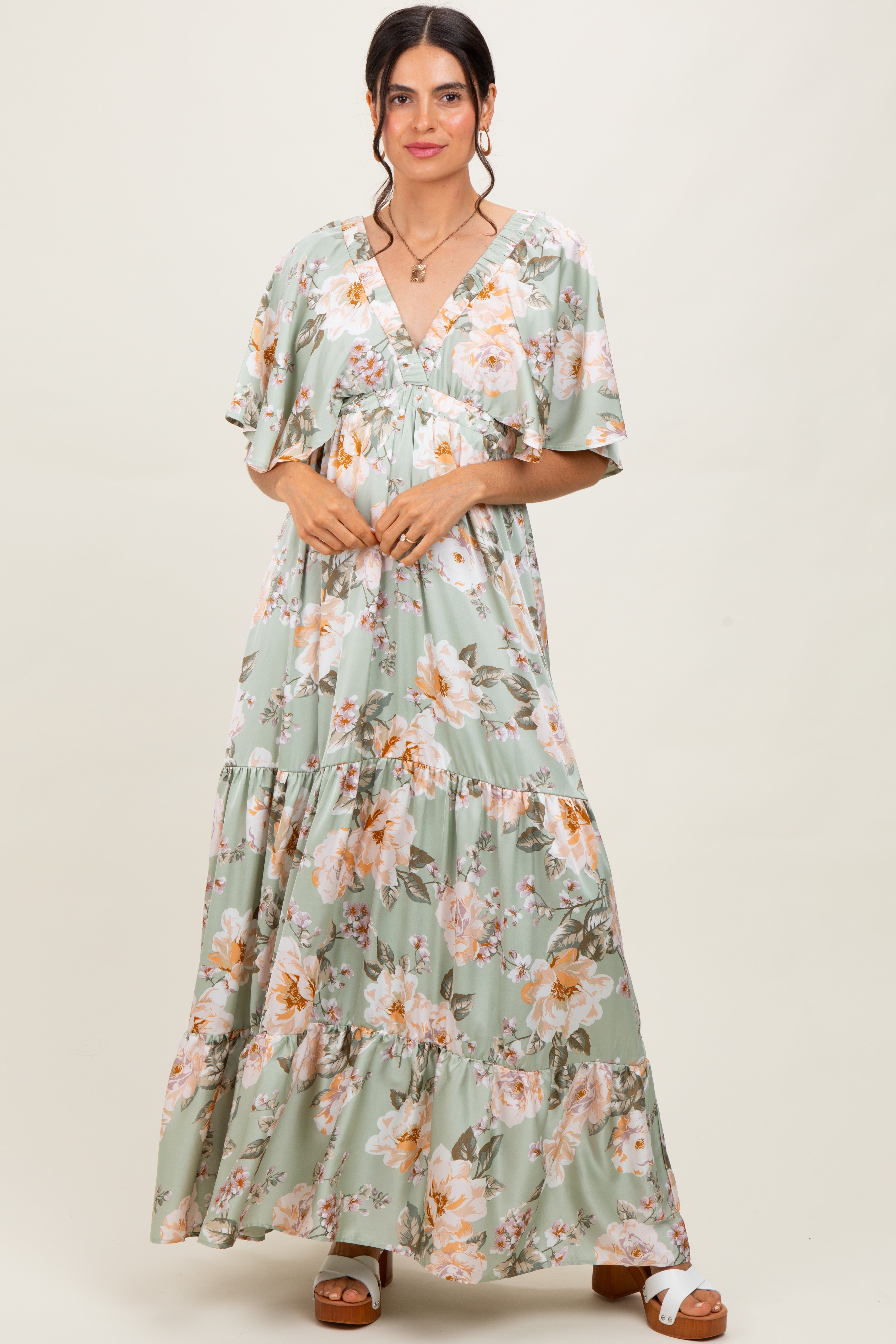 Salbeigrünes Umstands-Maxikleid mit Blumendruck, V-Ausschnitt und Stufenrock
