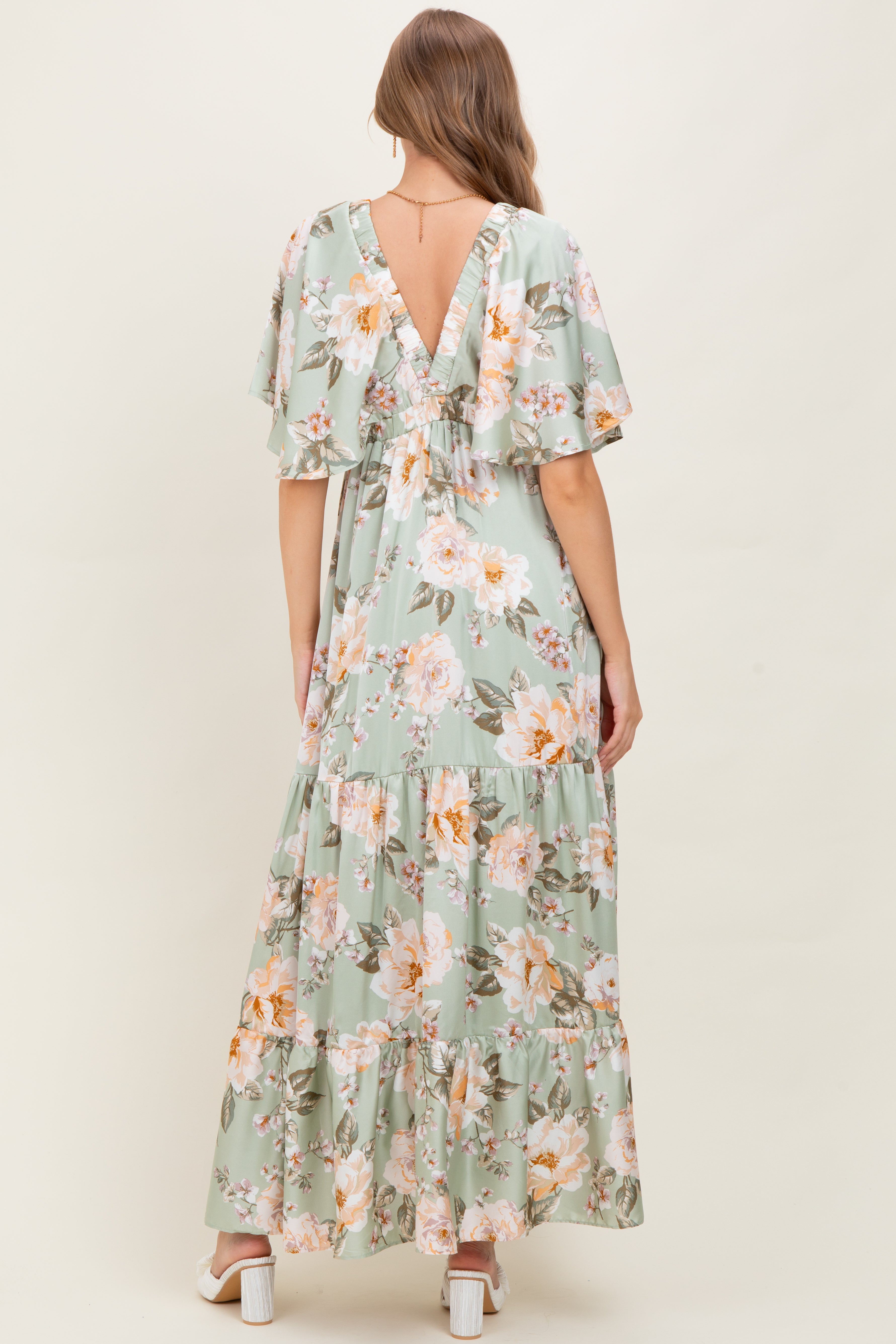 Salbeigrünes Umstands-Maxikleid mit Blumendruck, V-Ausschnitt und Stufenrock
