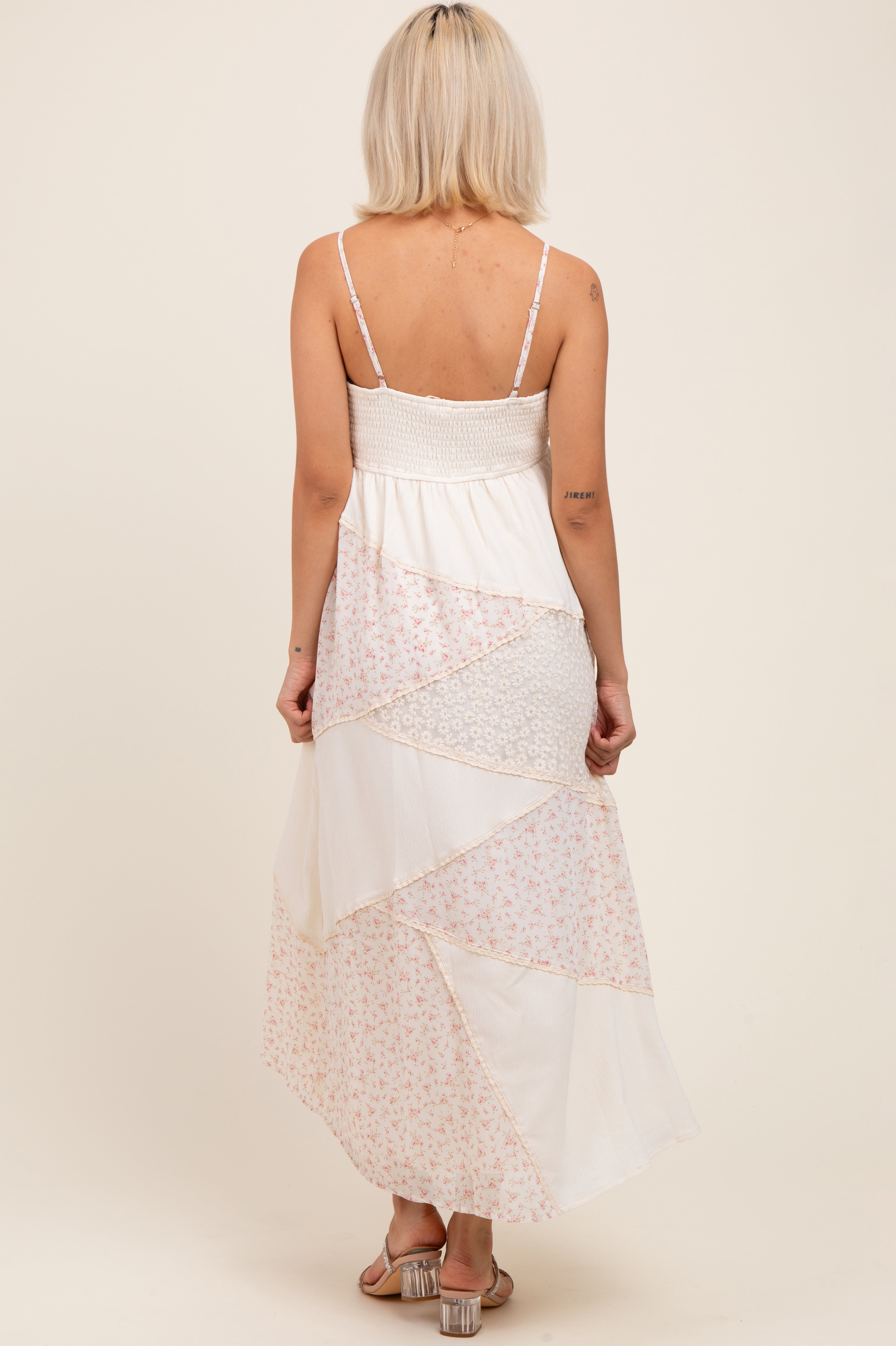 Cremefarbenes Umstands-Midikleid mit Blumenmuster und Herzausschnitt