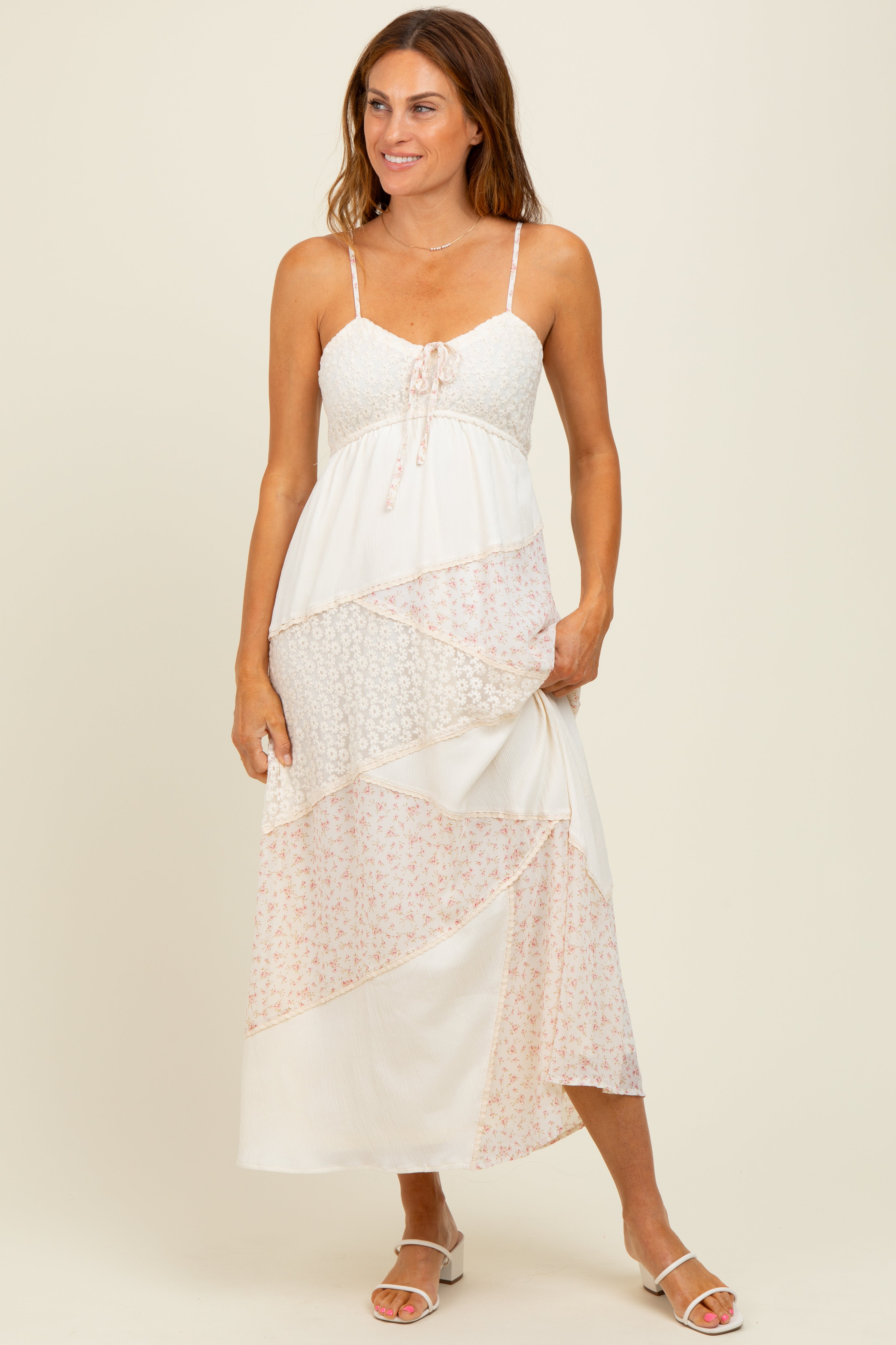 Cremefarbenes Umstands-Midikleid mit Blumenmuster und Herzausschnitt