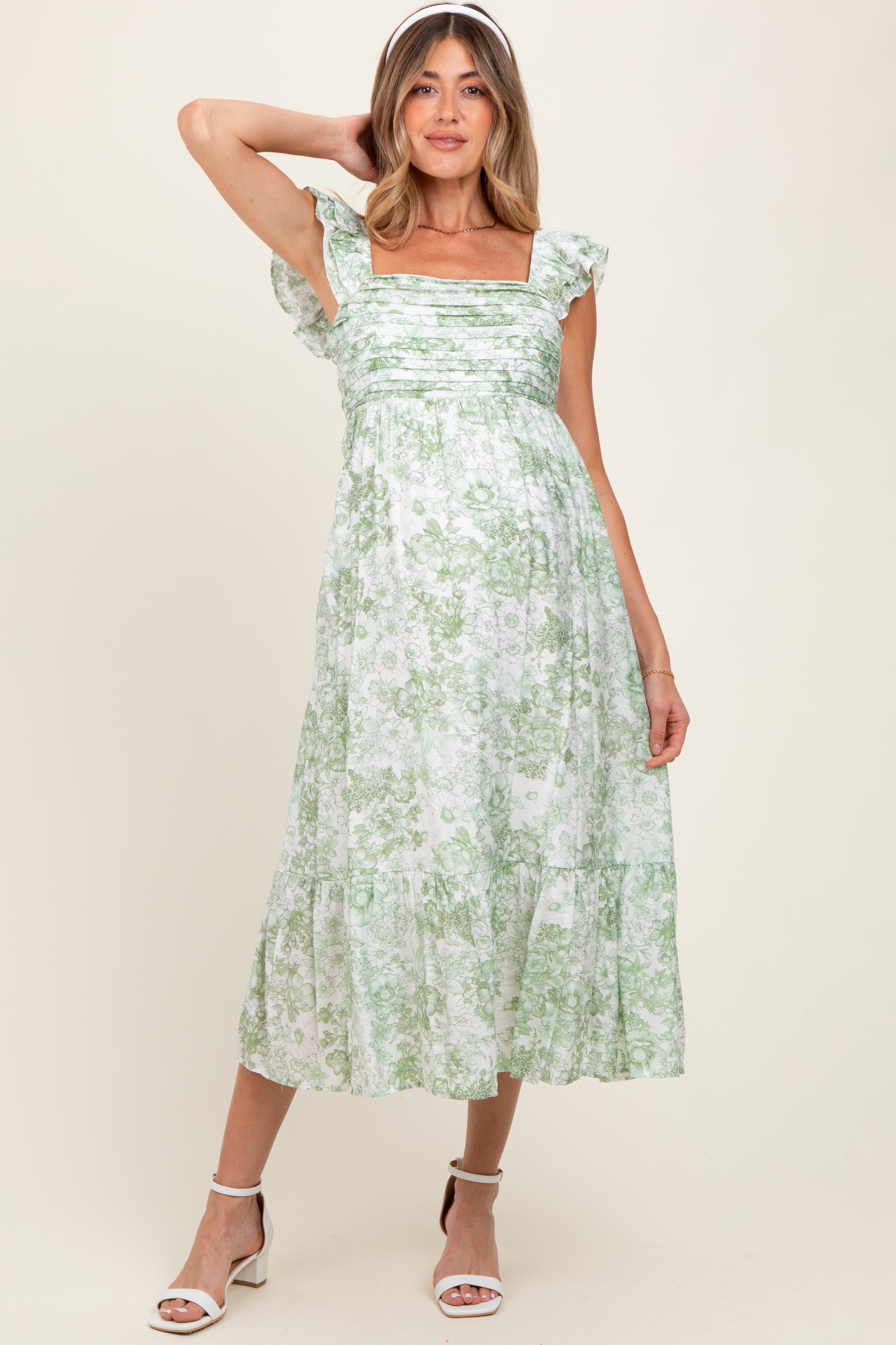 Hellolivfarbenes Umstands-Midikleid mit Blumenmuster, Volantträgern und plissiertem Oberteil