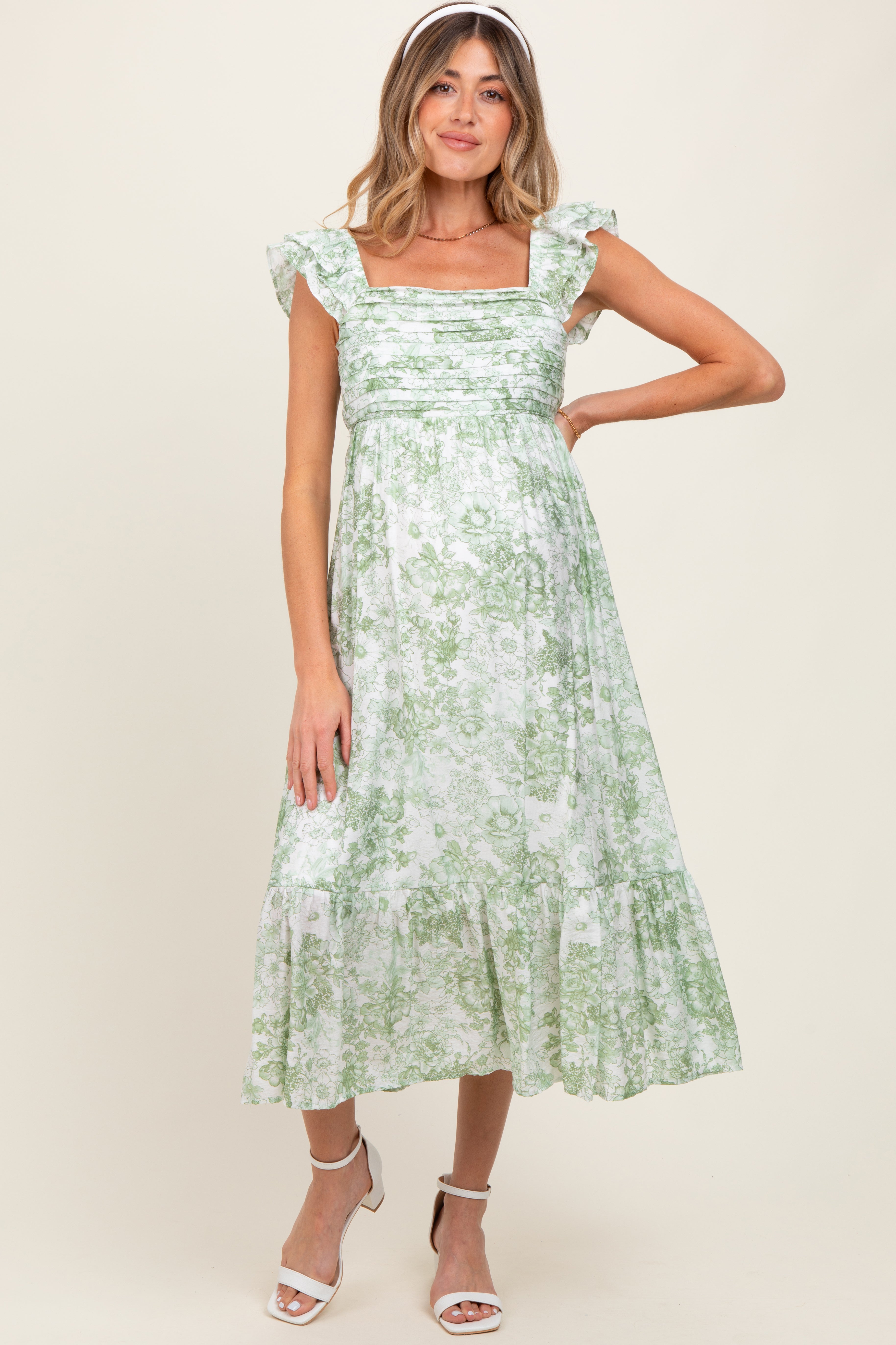 Hellolivfarbenes Umstands-Midikleid mit Blumenmuster, Volantträgern und plissiertem Oberteil